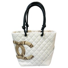 Chanel - Sac fourre-tout matelassé en cuir d'agneau blanc avec logo « CC » en peau de serpent embossée 