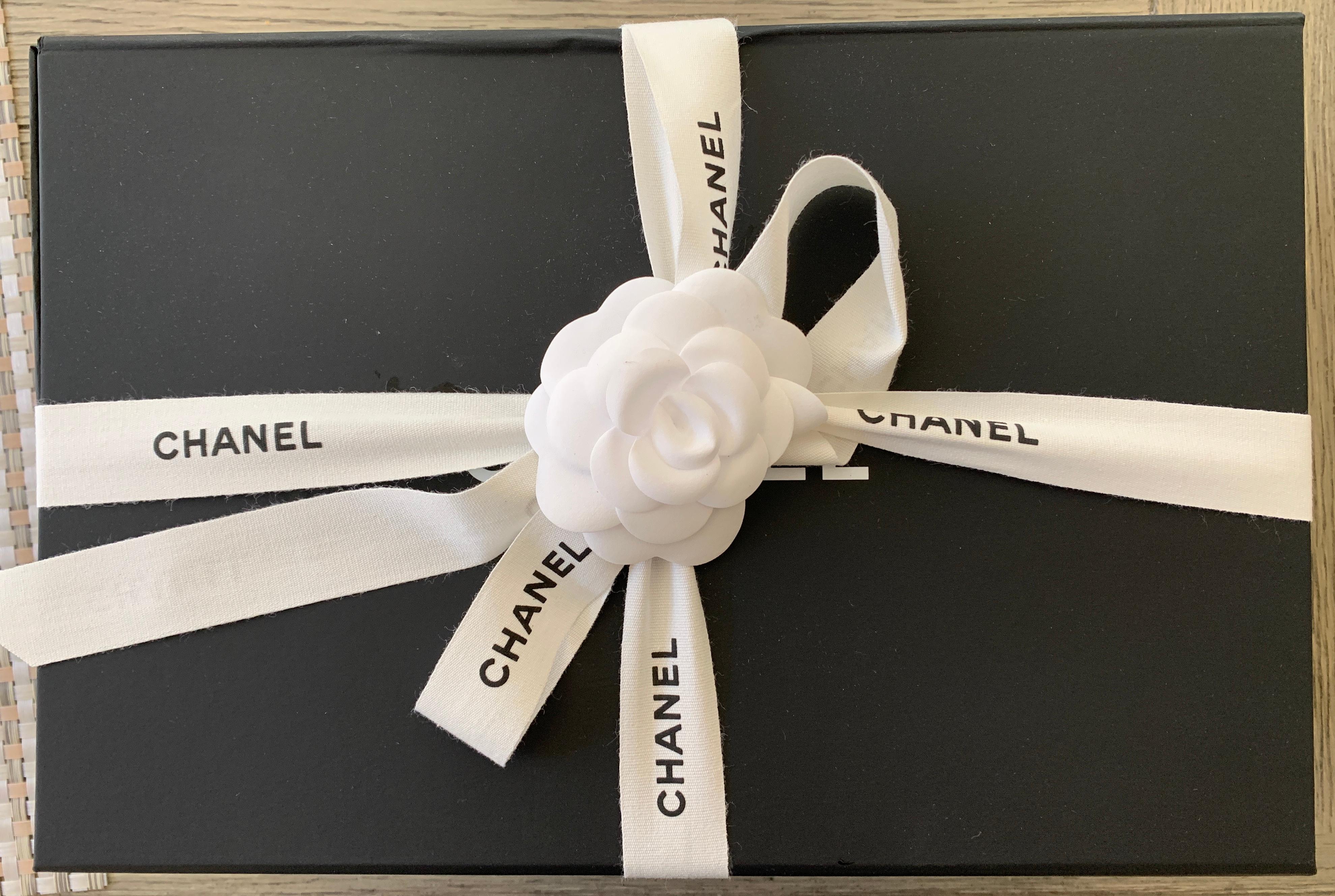 Chanel Large Flap Bag
Lambskin,, Resin & gold Metal
White
Dimensions
6.2 x105 x 2.7 in
What a beautiful gift this would make!
Lets look foward to better days with this stunning handbag
Chanel Box, Ribbon, Authenticity Card, Dustcover, Booklet ,