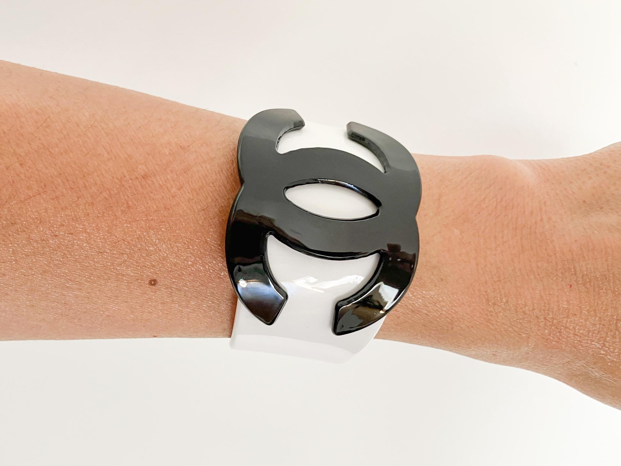 Großes weißes Chanel-Armband aus Kunstharz mit einem ineinandergreifenden schwarzen Signatur-