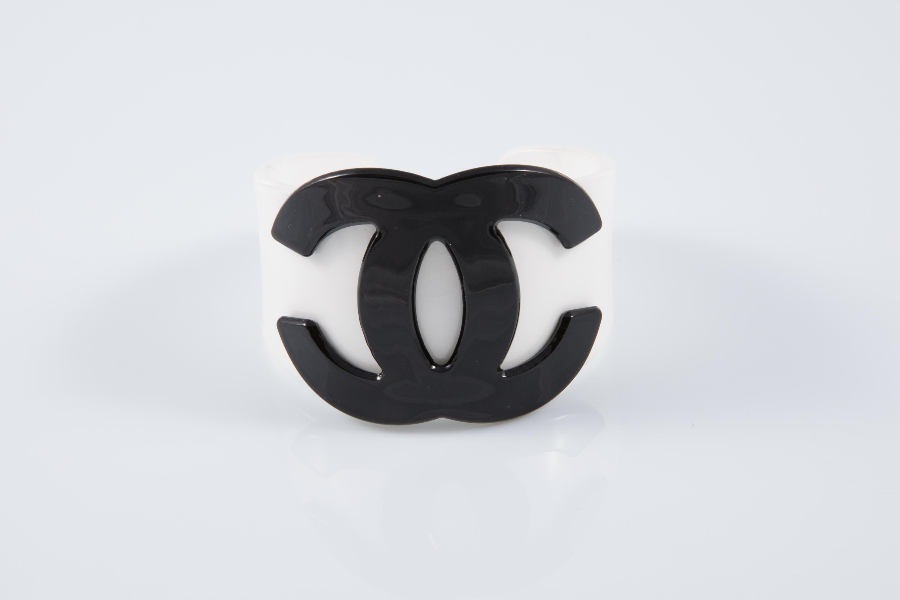 Chanel Weißes großes Harz Manschettenarmband im Zustand „Gut“ im Angebot in Paris, FR
