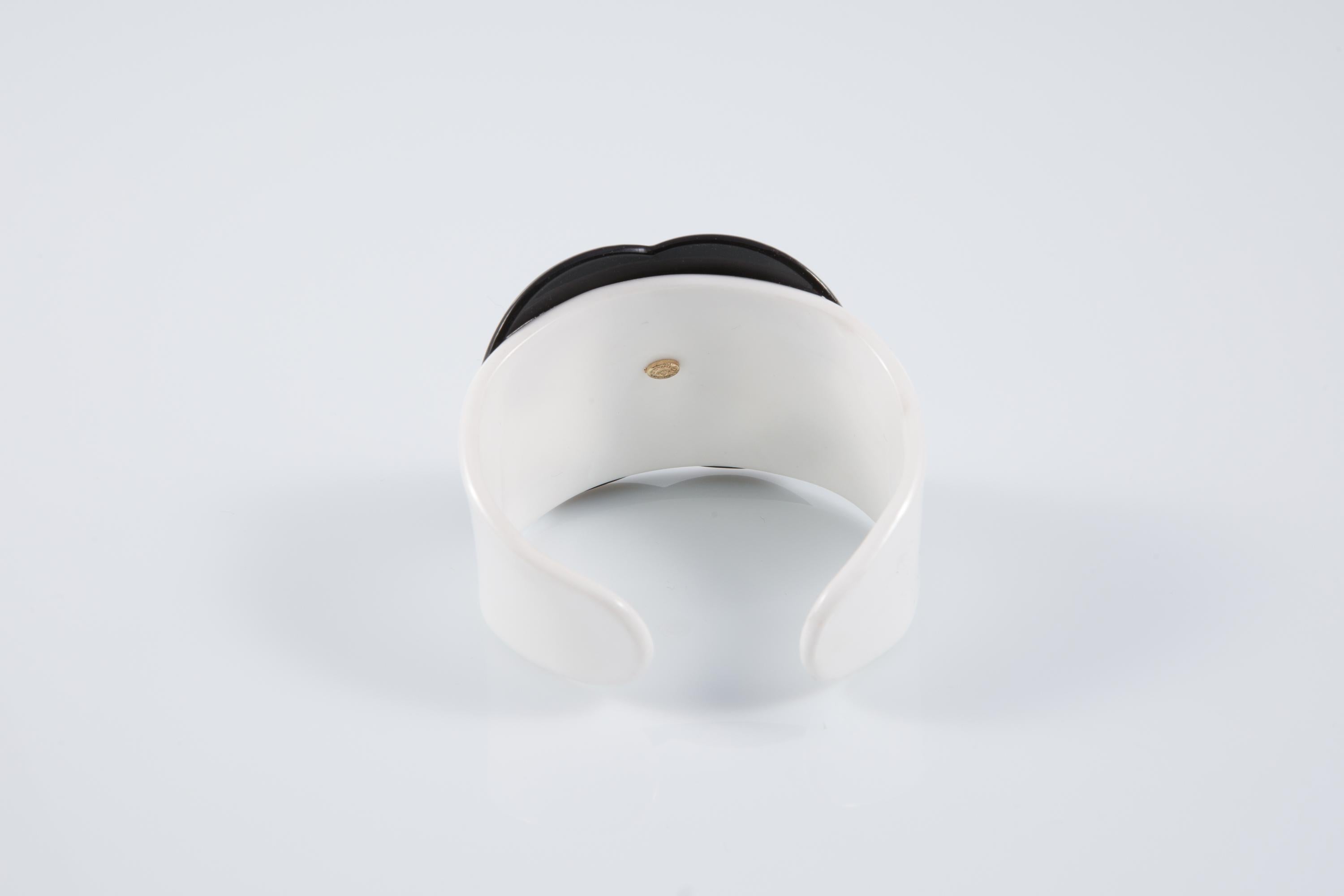 Chanel Weißes großes Harz Manschettenarmband Damen im Angebot