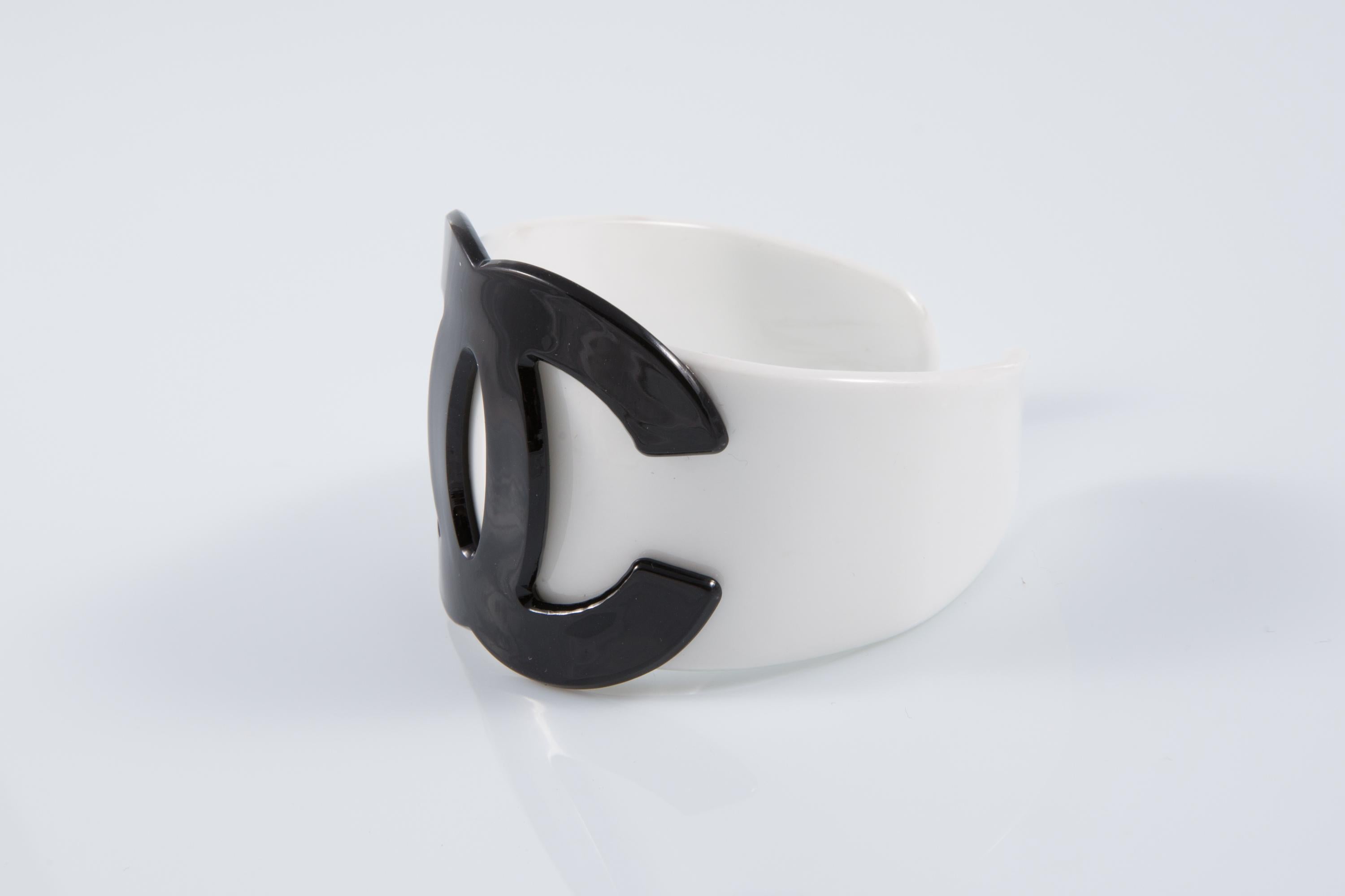 Chanel Weißes großes Harz Manschettenarmband im Angebot 1