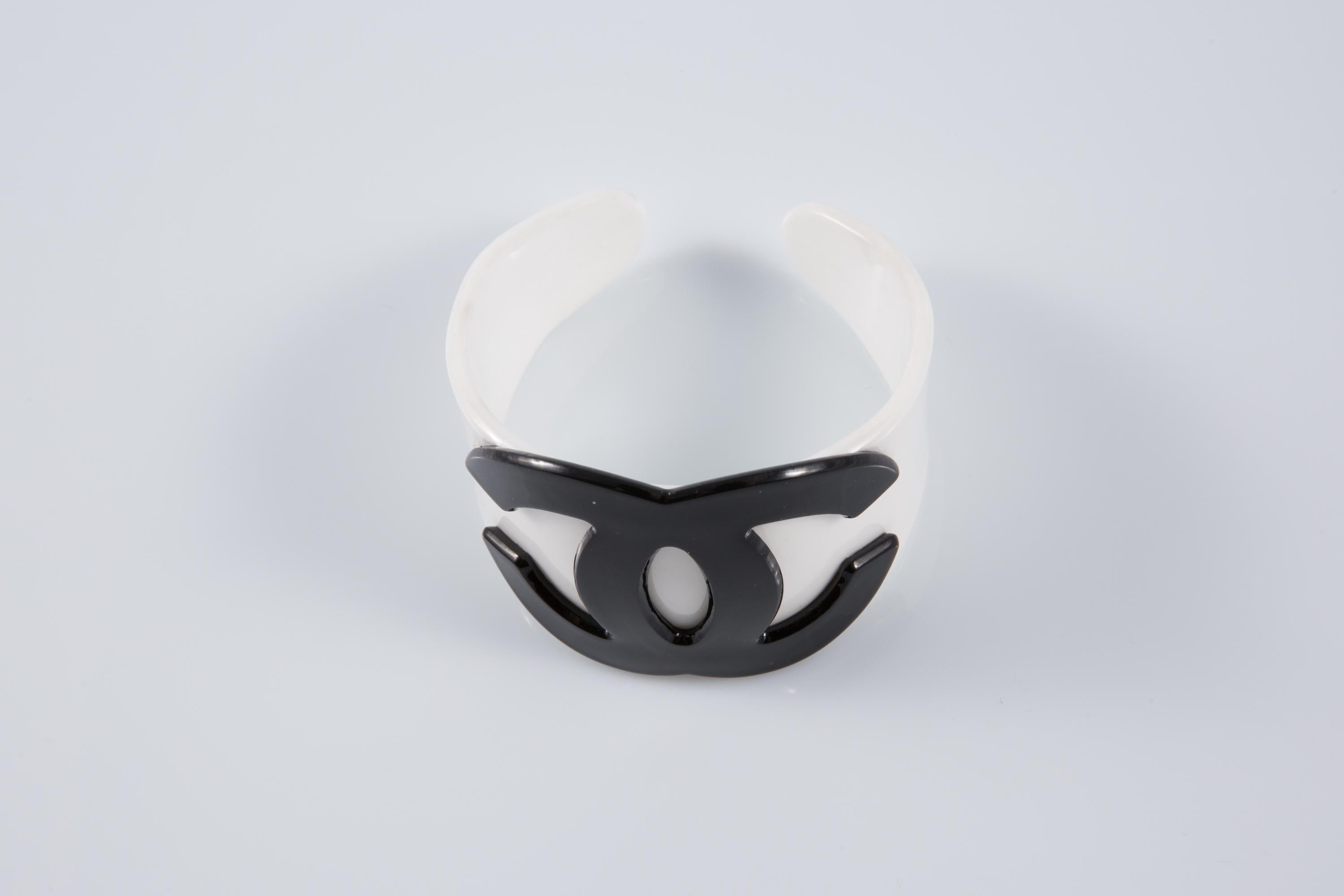 Chanel Weißes großes Harz Manschettenarmband im Angebot 2