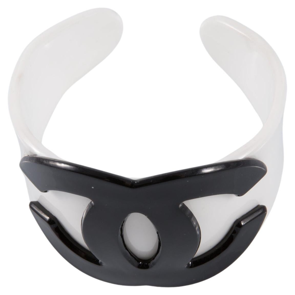 Chanel Weißes großes Harz Manschettenarmband im Angebot
