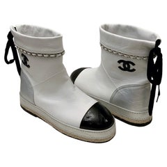 Chanel Knöchelstiefeletten aus weißem Leder und Kette