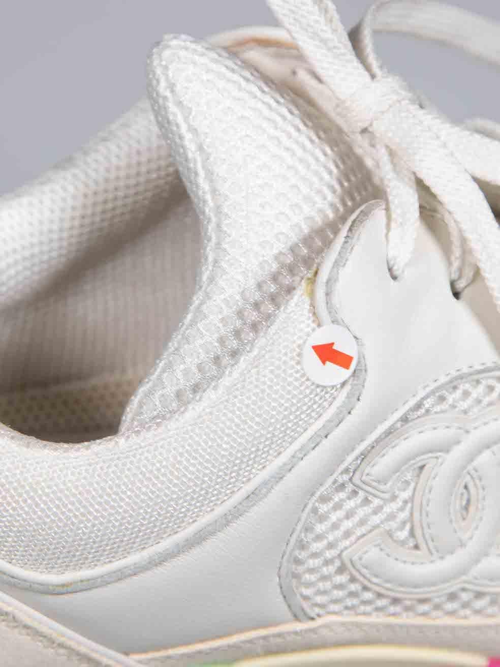 Baskets Chanel en cuir blanc et maille avec lacets et logo CC, taille IT 37 en vente 3