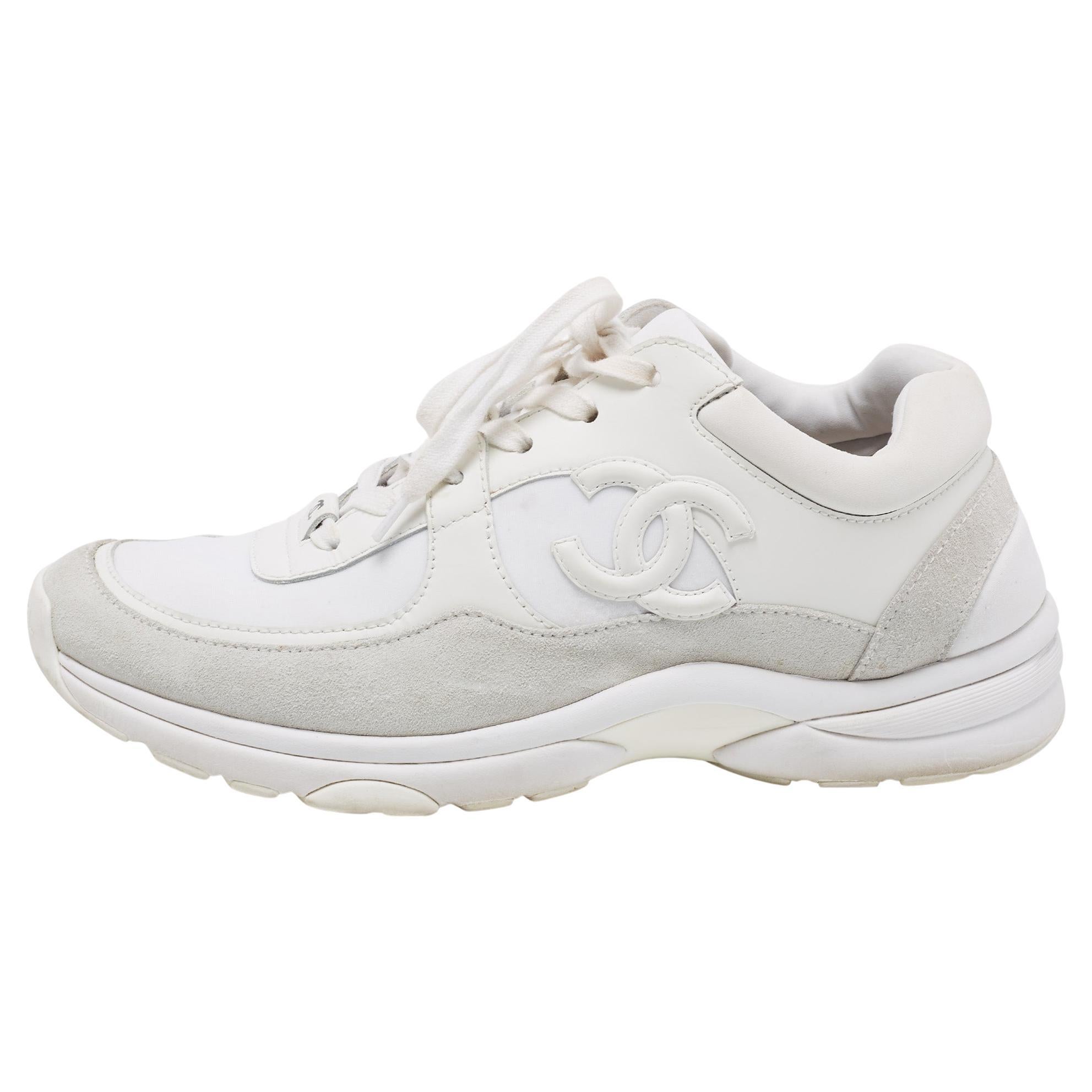 Chanel White Leather And Suede CC Low Top Sneakers Size 39.5 For Sale at  1stDibs | chanel cc white suede