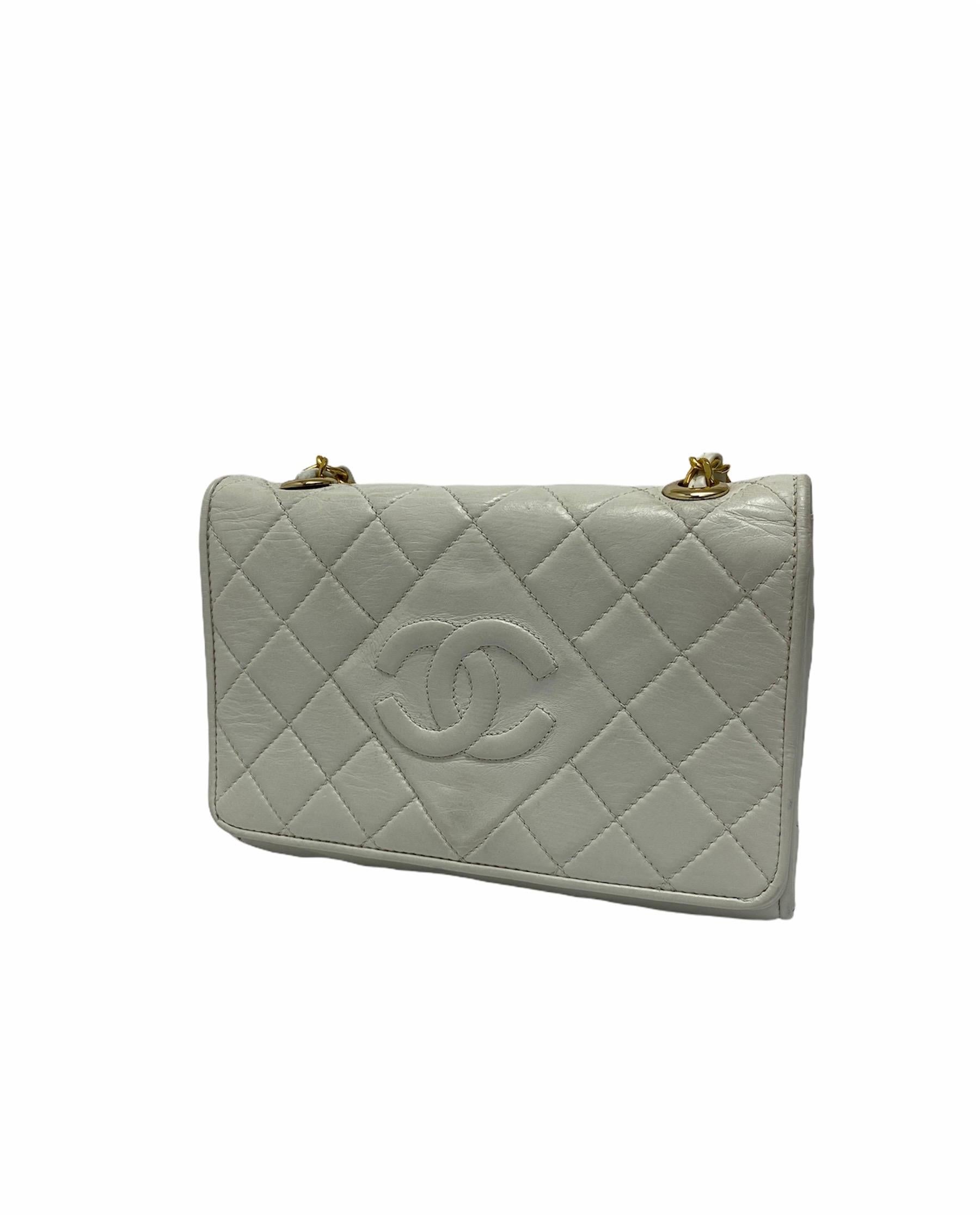 Shoulder strap signed Chanel, made of white leather with gold hardware. Equipped with a magnetic button closure, internally lined in burgundy leather, roomy for the essentials. Equipped with a leather and chain shoulder strap and an internal zip