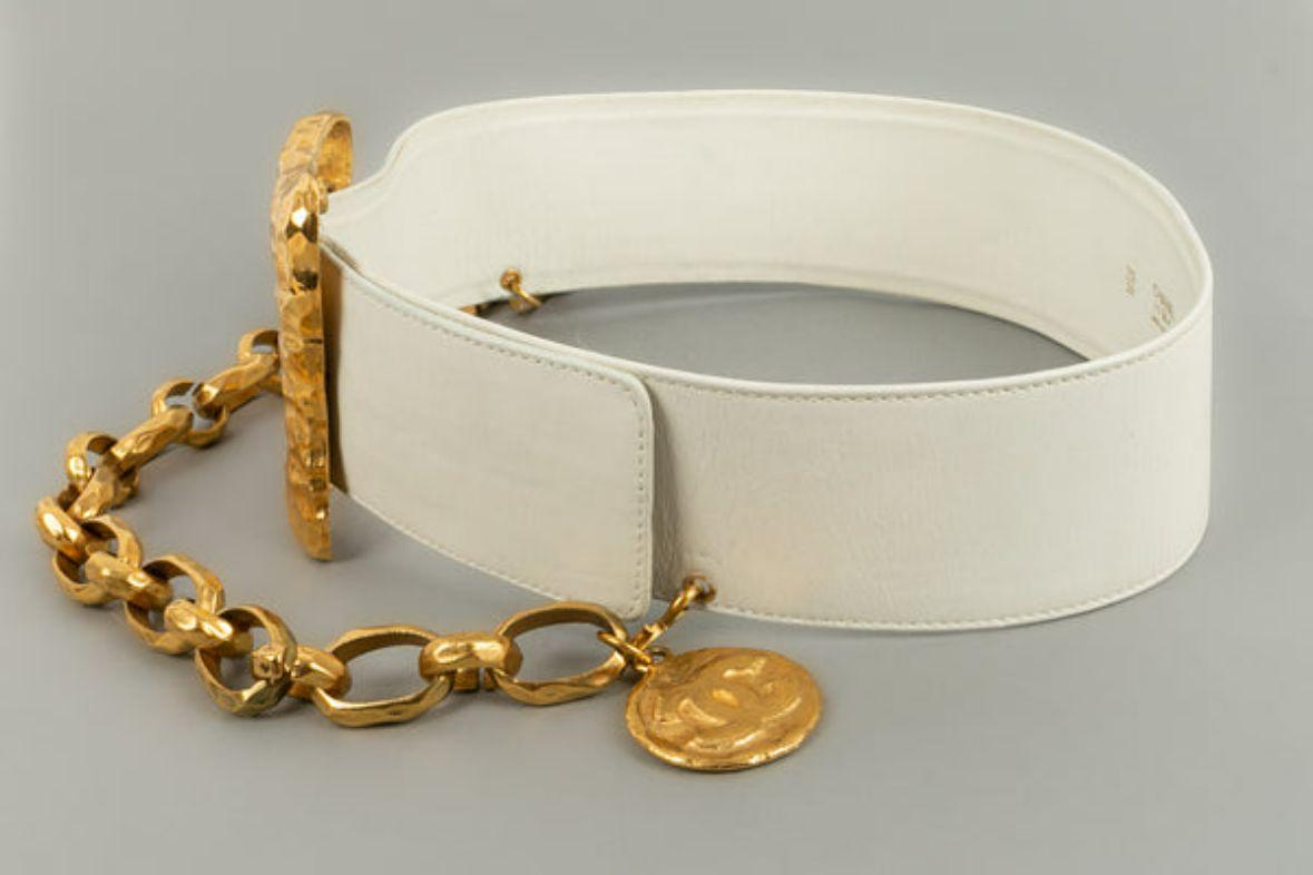 Chanel - (Made in France) White leather belt with hammered gold metal buckle and chain. Size 70/28. Ready-to-wear collection Spring/Summer 1993.

Additional information: 
Dimensions: Length: from 66 cm to 70 cm
Condition: Good condition
Seller Ref