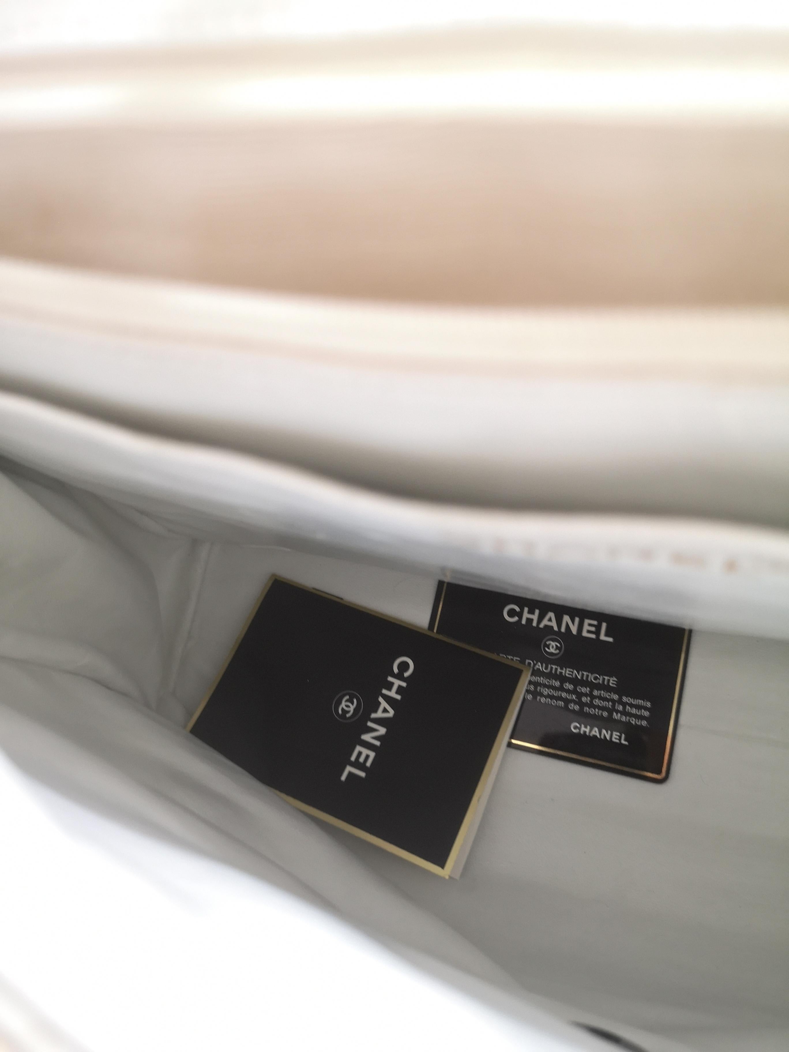 Chanel white leather black hardwared CC shoulder bag 3