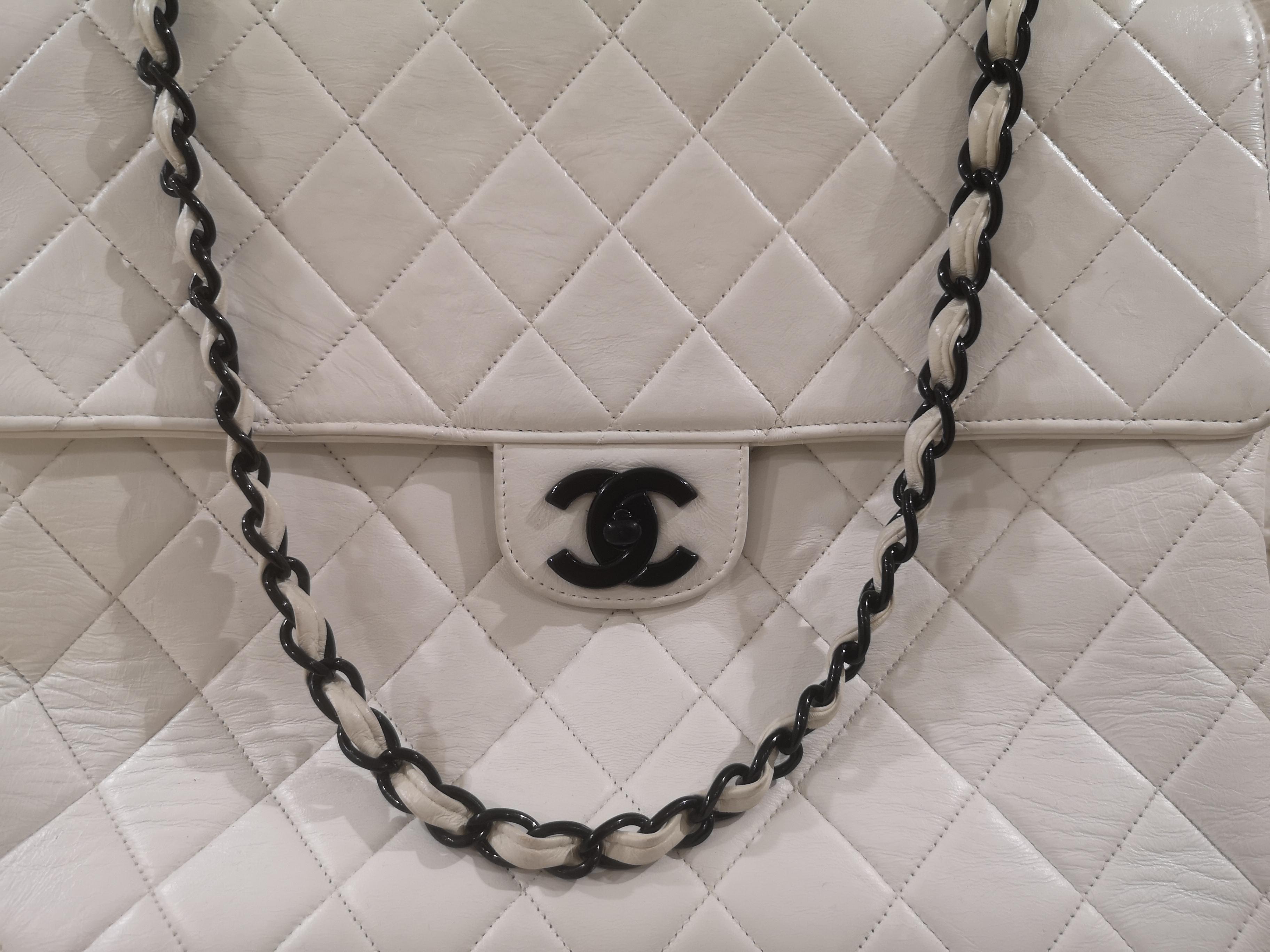 Chanel white leather black hardwared CC shoulder bag
Measurements: 33 x 26 cm
depth 13 cm