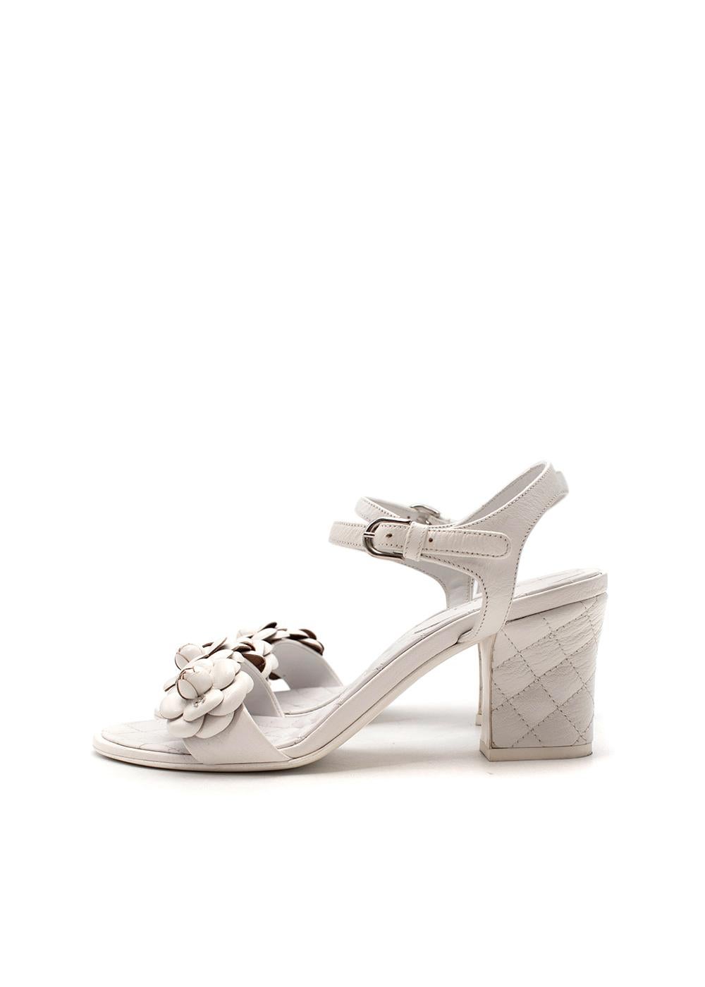 Women's or Men's Chanel White Leather Block Heel Sandals - Size 37 For Sale
