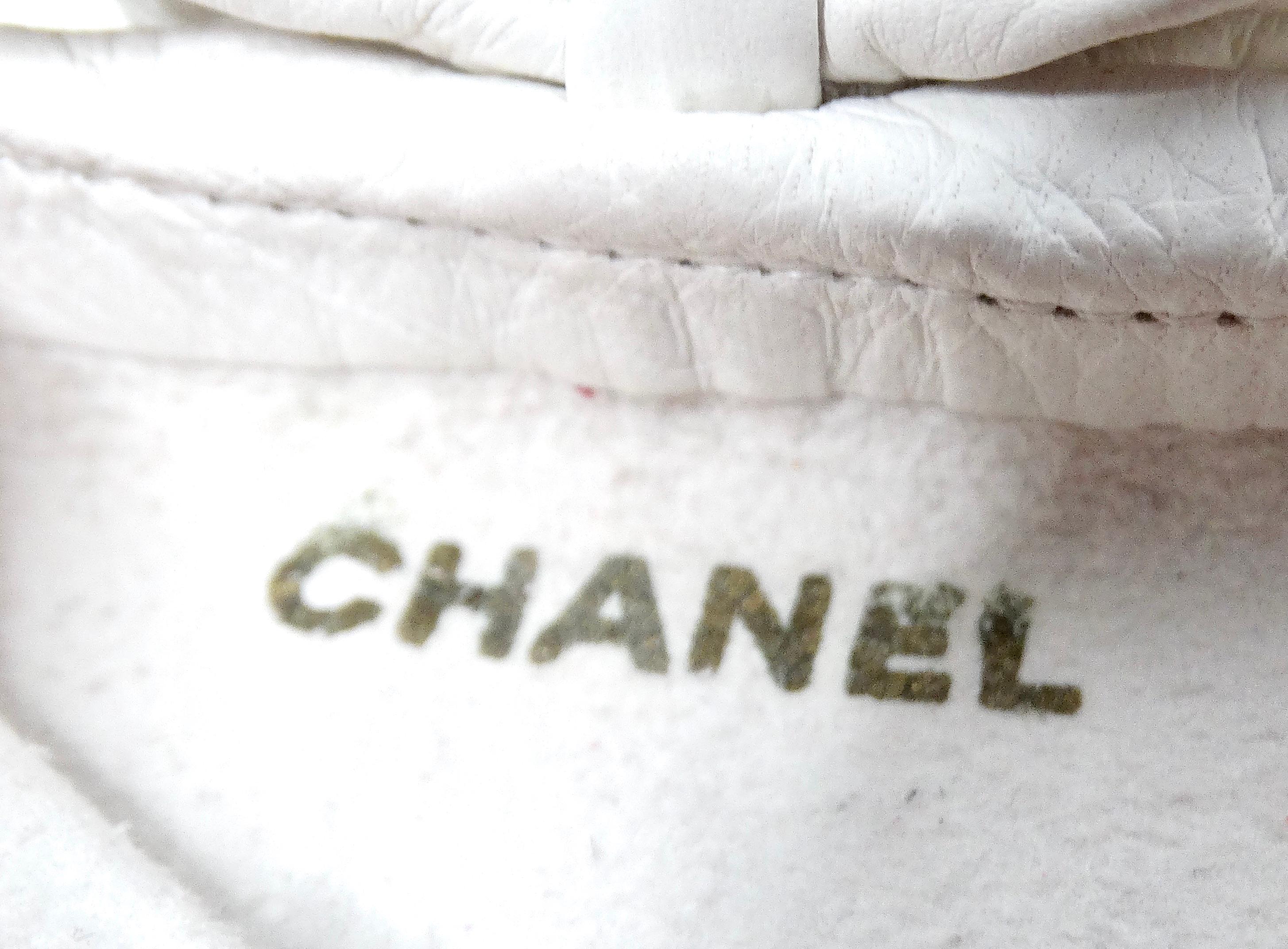 Chanel White Leather Bow Detailed Gloves circa 1990s For Sale 6