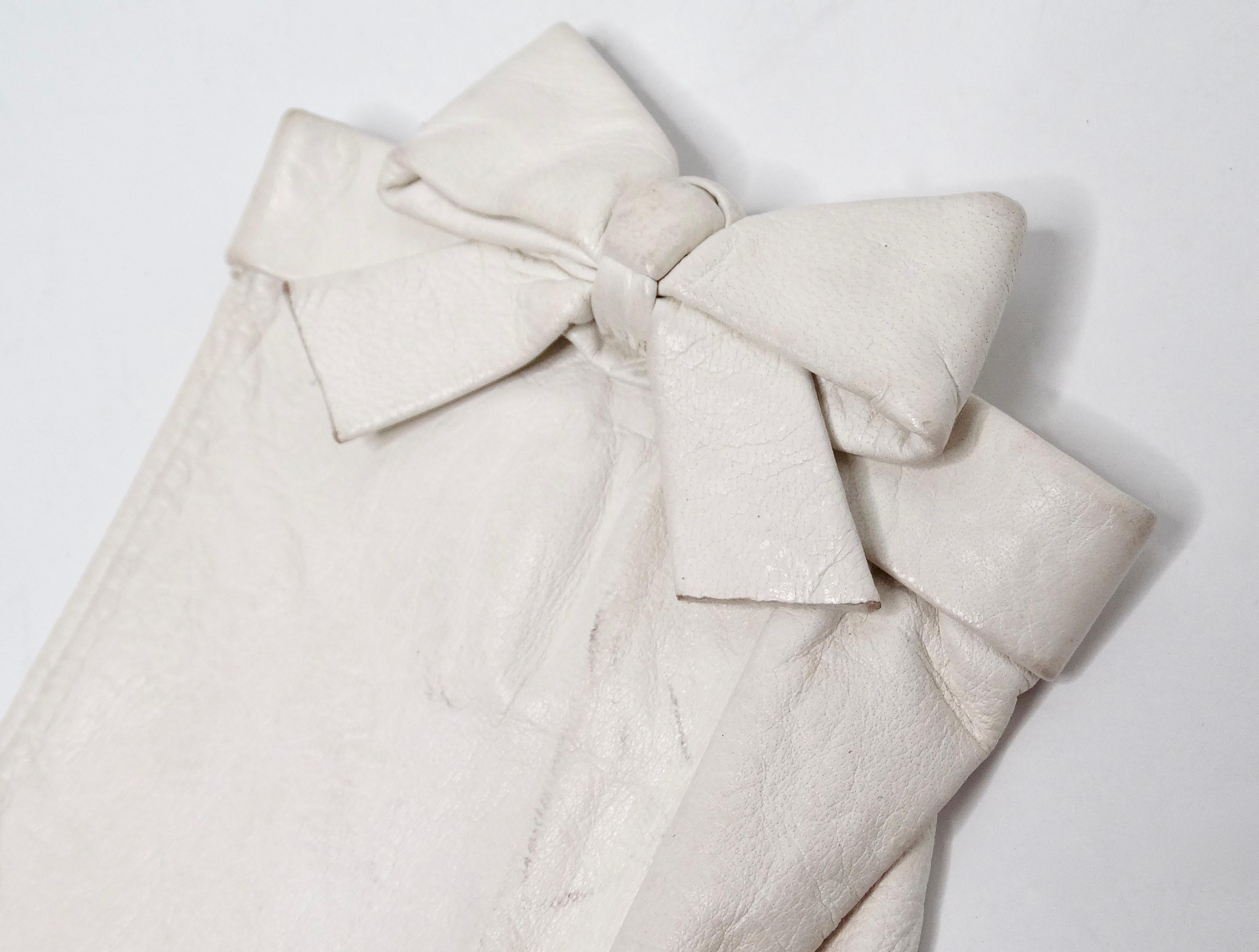 Chanel White Leather Bow Detailed Gloves circa 1990s In Fair Condition For Sale In Scottsdale, AZ