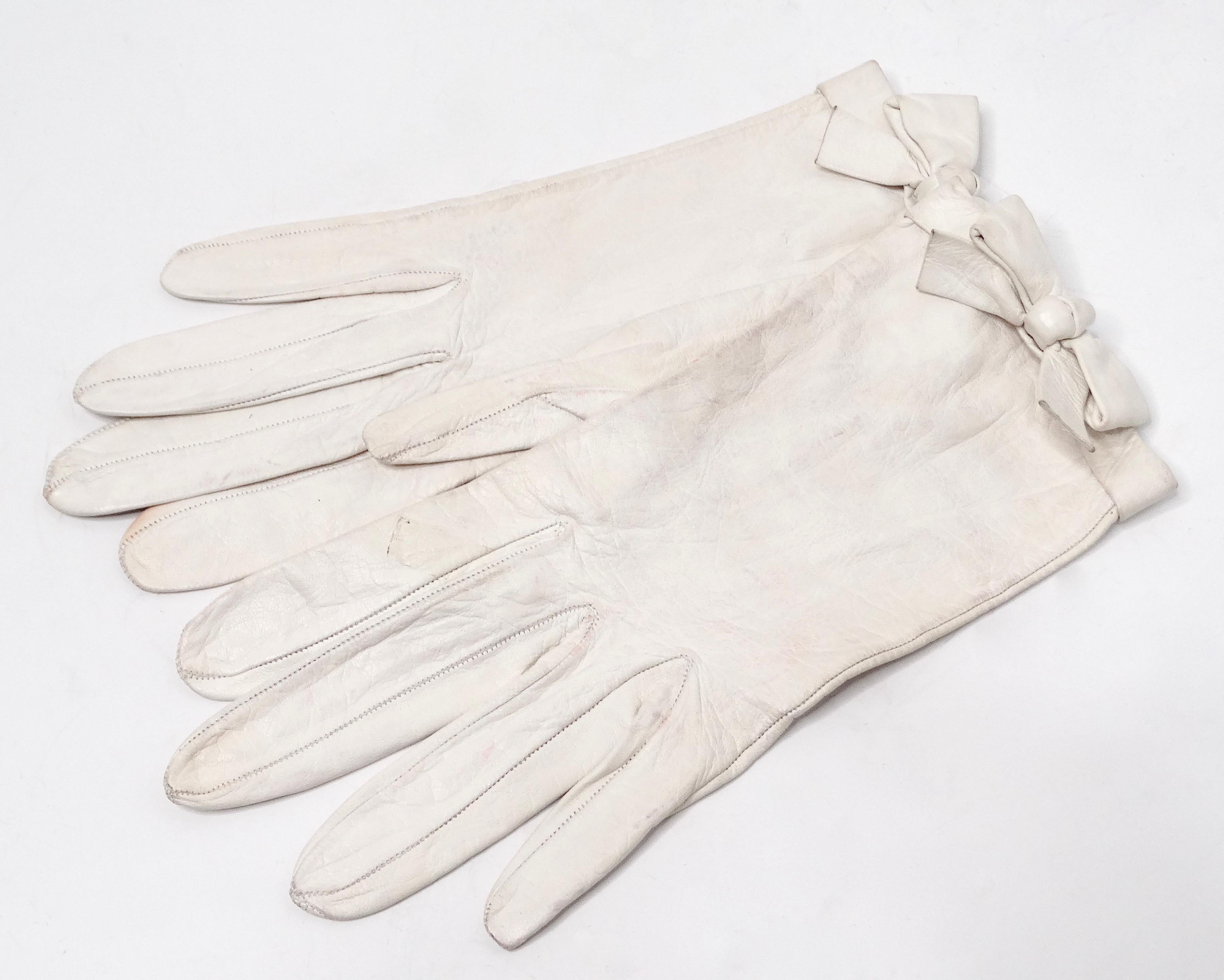Chanel White Leather Bow Detailed Gloves circa 1990s For Sale 1