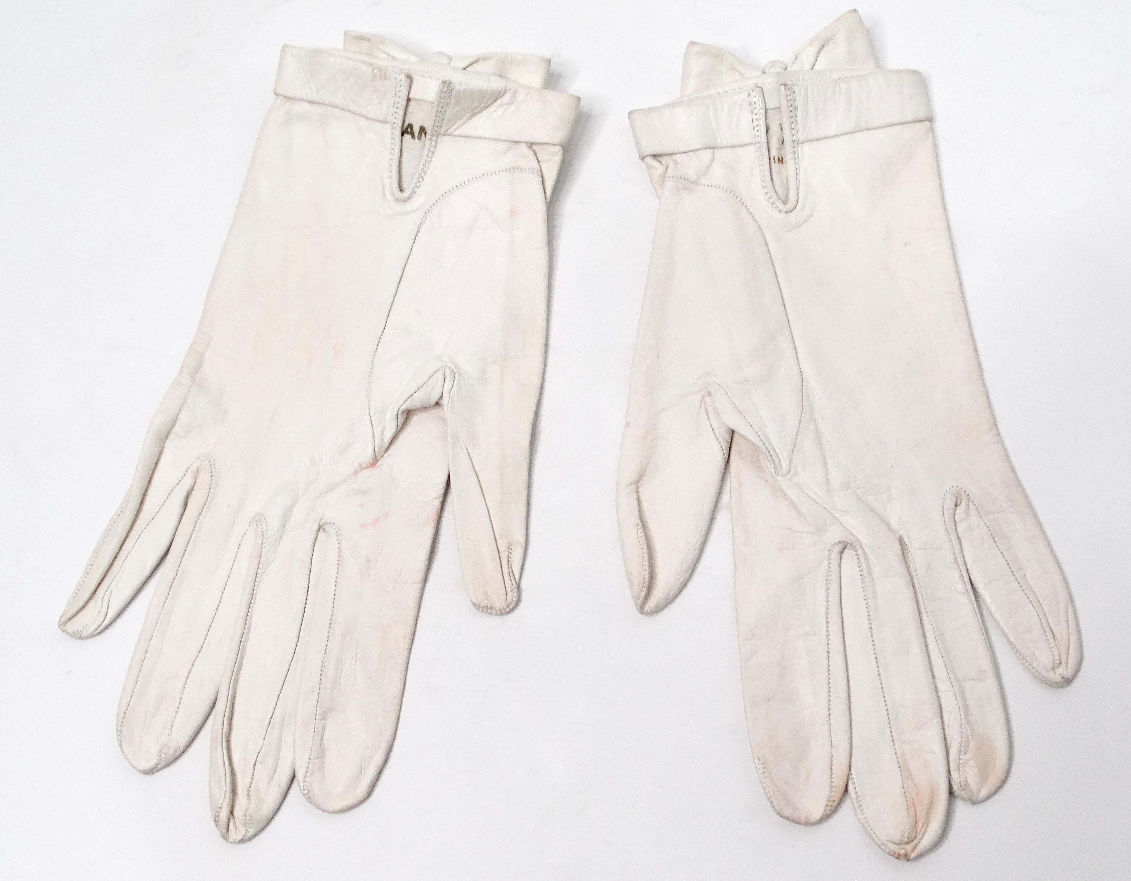 Chanel White Leather Bow Detailed Gloves circa 1990s For Sale 2