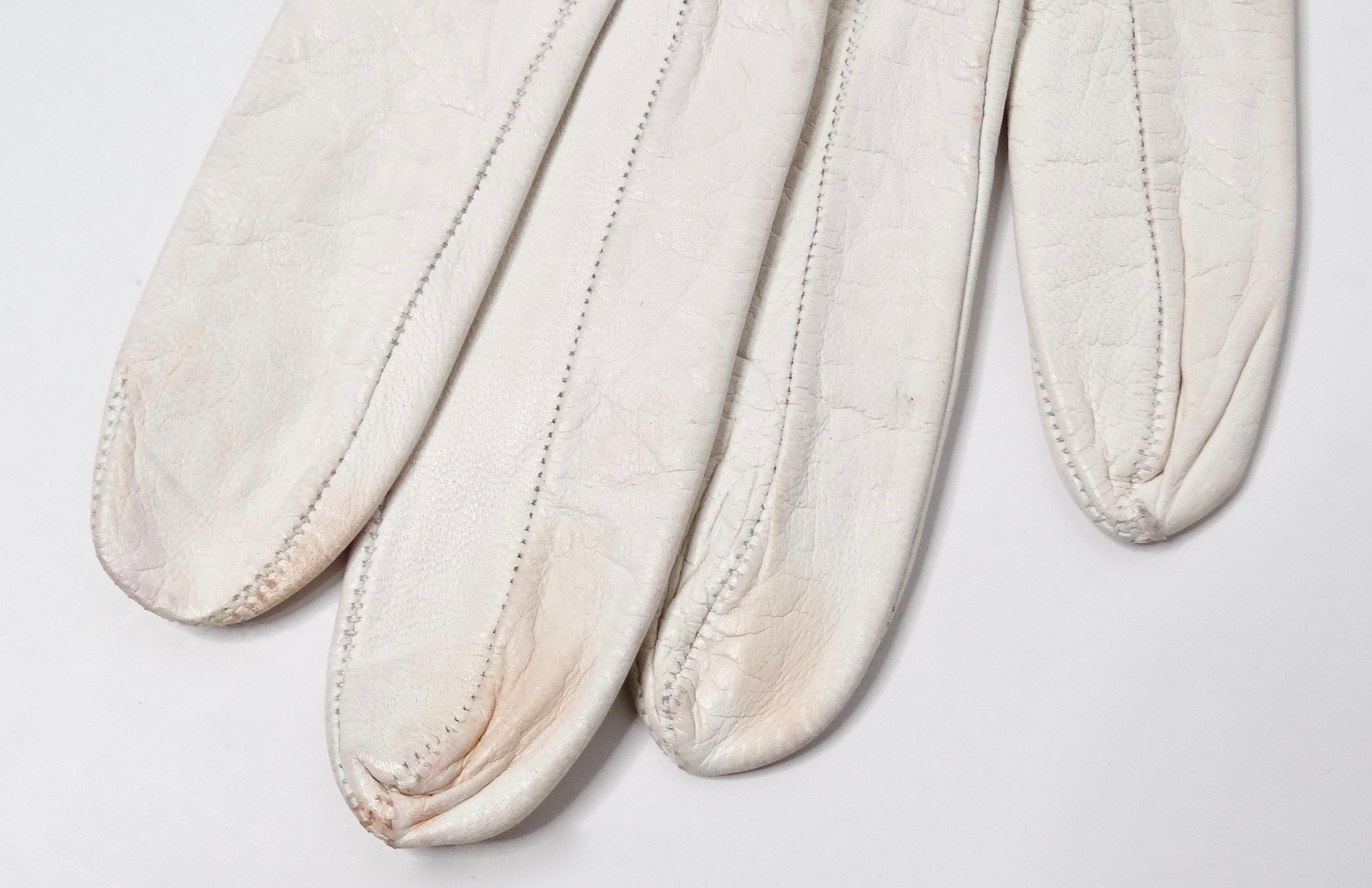 Chanel White Leather Bow Detailed Gloves circa 1990s For Sale 3