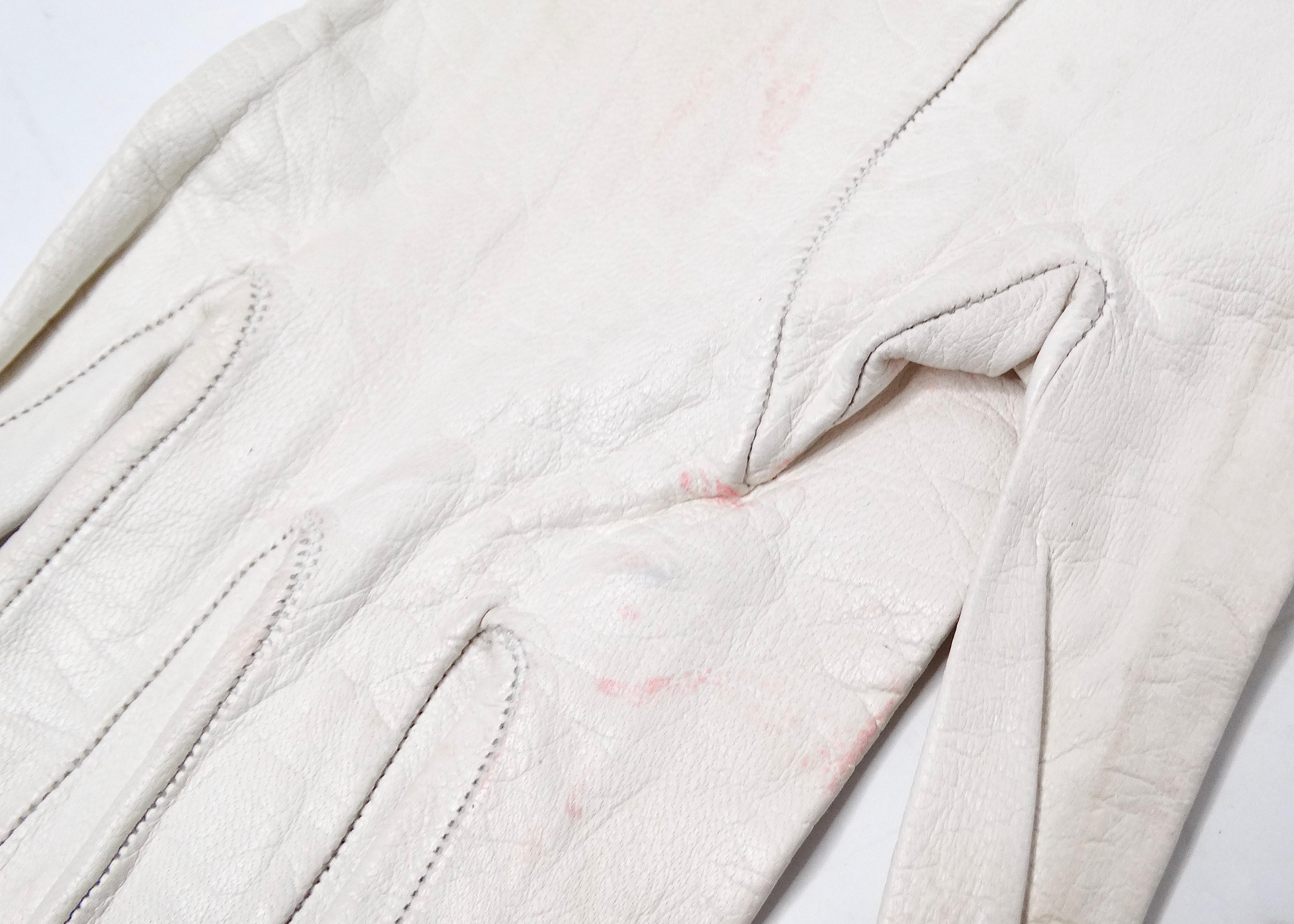 Chanel White Leather Bow Detailed Gloves circa 1990s For Sale 4