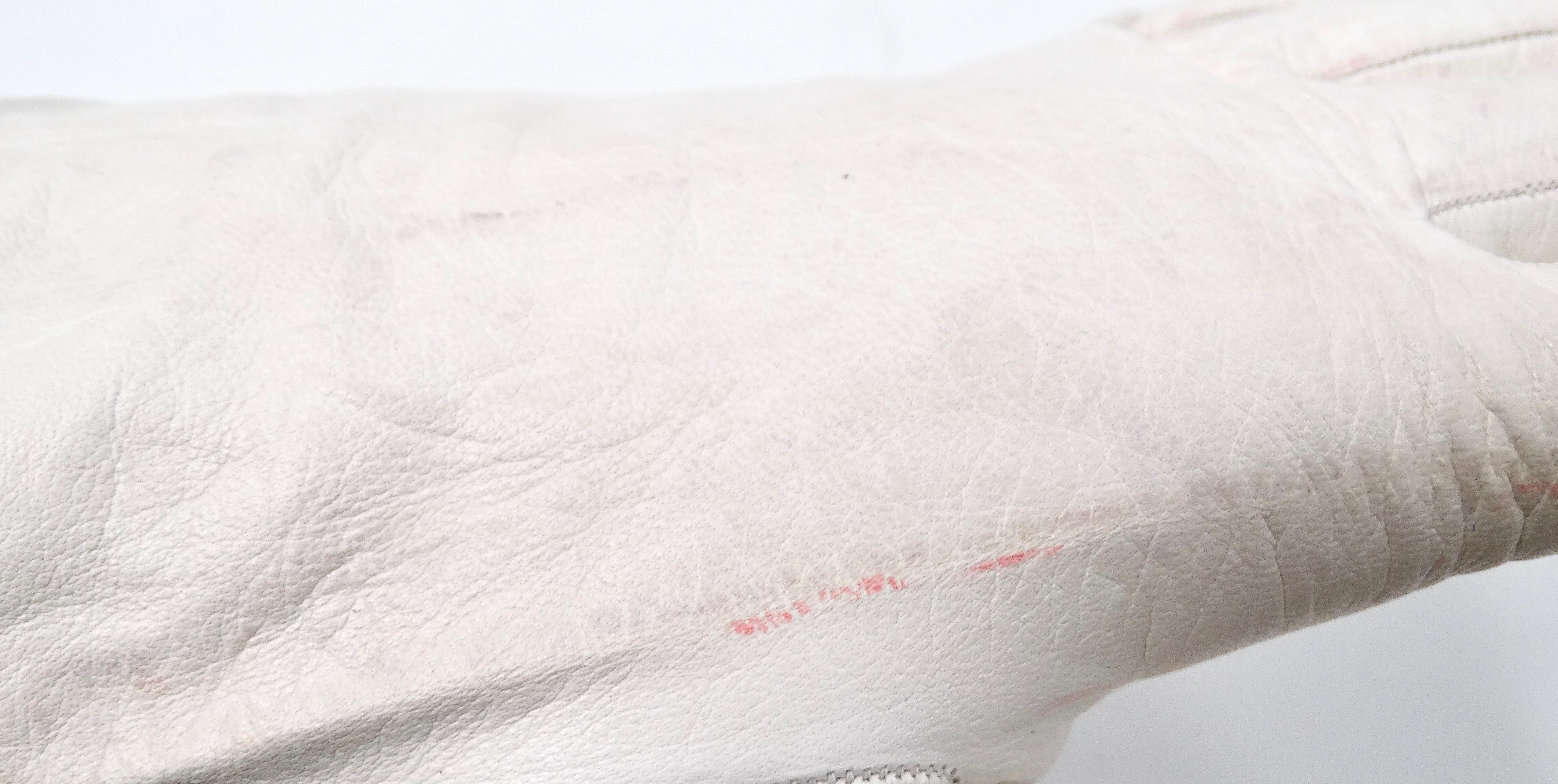 Chanel White Leather Bow Detailed Gloves circa 1990s For Sale 5
