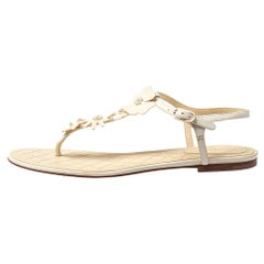 Chanel Sandales à bride en T en cuir blanc avec accent camélia Taille 41