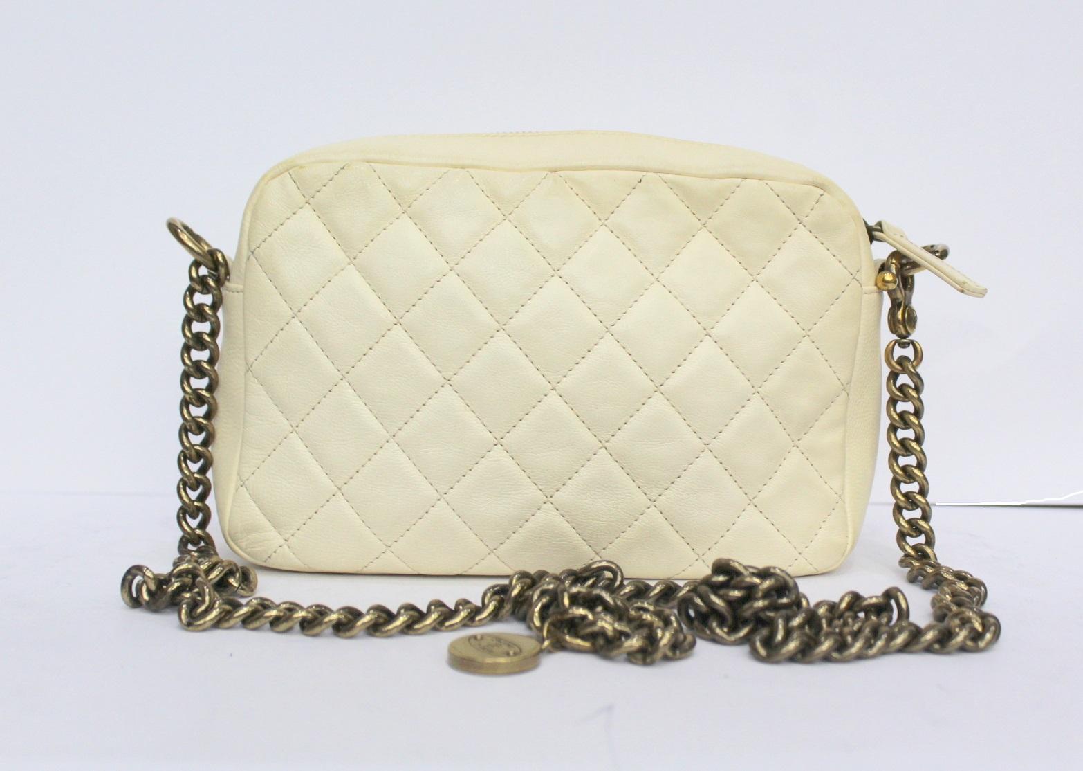 Fantastic Chanel Camera Bag made of white leather with gold hardware. Zip closure, internally roomy for the essentials.
Chain shoulder strap that allows you to wear it comfortably. Enriched on the front by the classic CC logo.
Year 2012/2013 is in