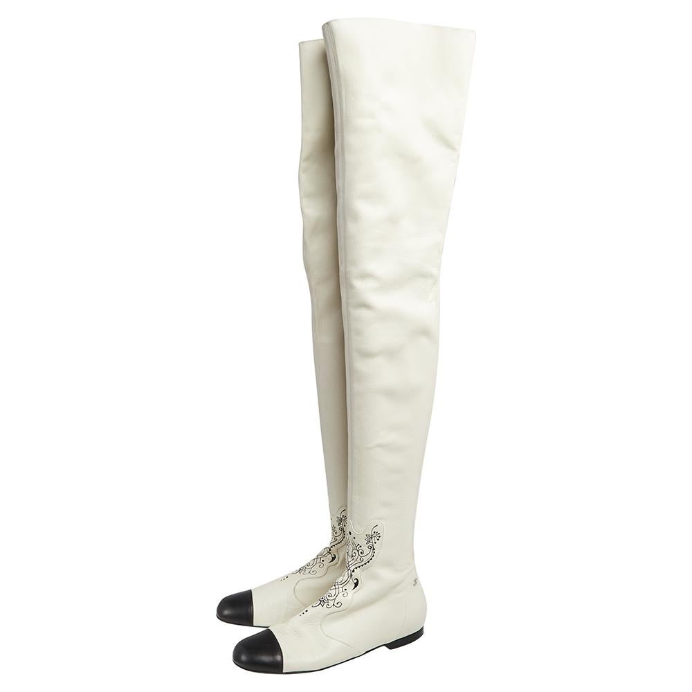Chanel Weiße hochhackige Kniehohe Stiefel aus Leder mit Kapuze Größe 38 im Zustand „Gut“ in Dubai, Al Qouz 2
