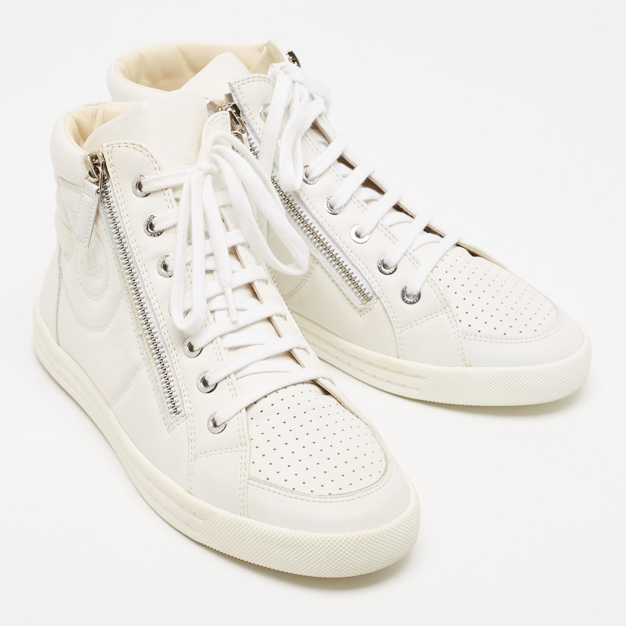 Chanel White Leather CC High Top Sneakers Size 37.5 In Excellent Condition In Dubai, Al Qouz 2