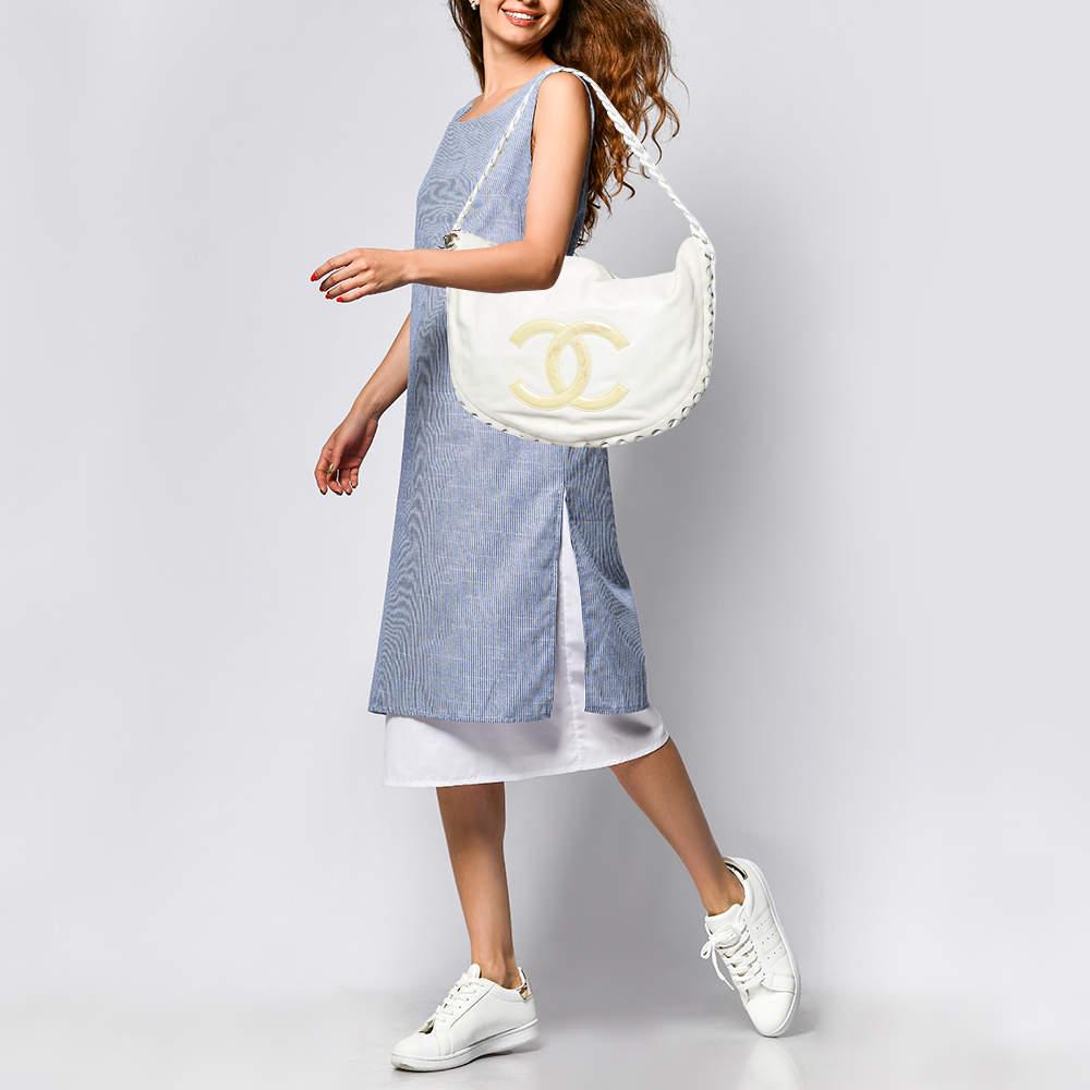 Le borse eleganti non mancano mai di fare un'impressione alla moda. Fai tua questa hobo di design abbinandola a un abbigliamento da lavoro sofisticato e a un look casual chic.