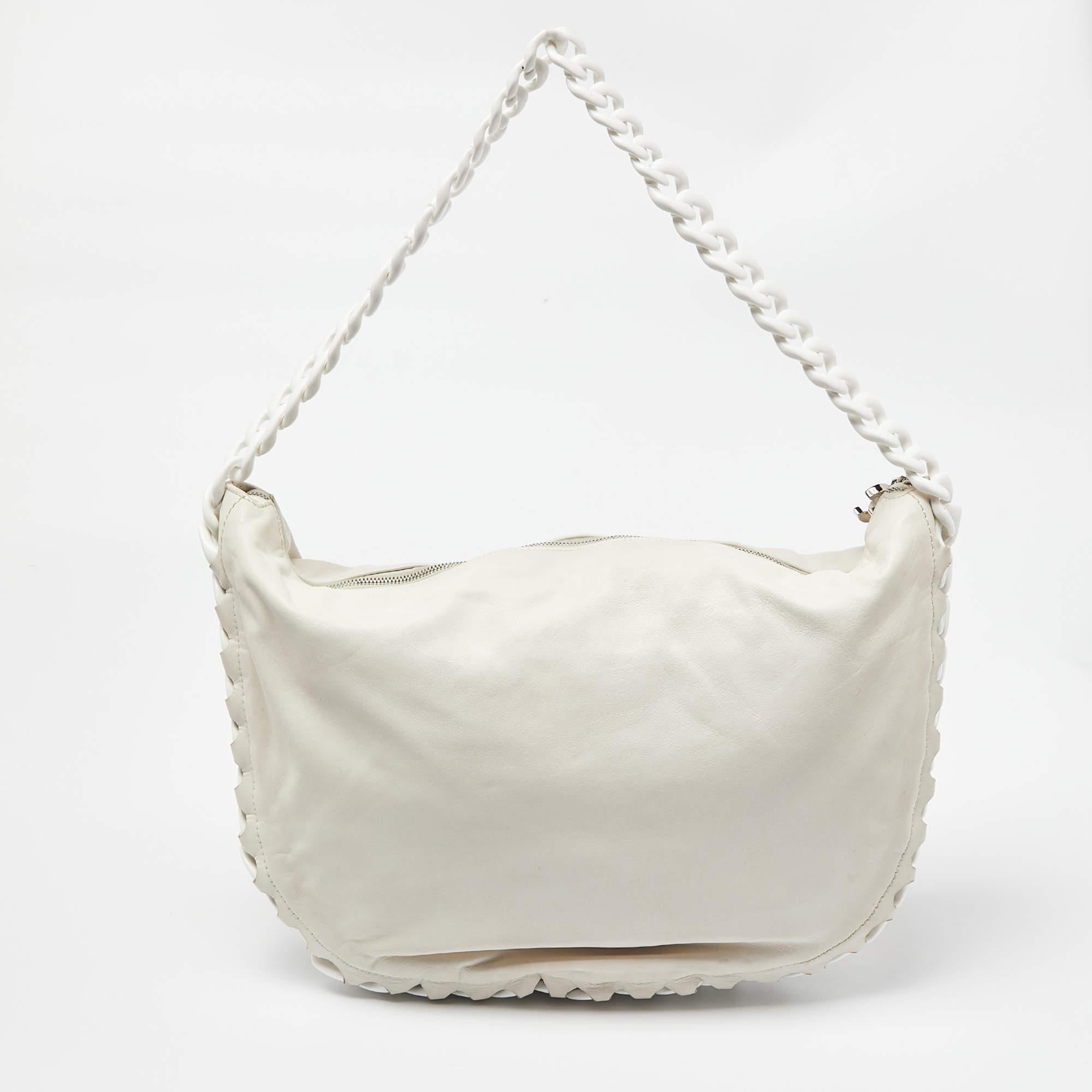 Chanel in pelle bianca con catena CC Modern Hobo In condizioni discrete in vendita a Dubai, Al Qouz 2