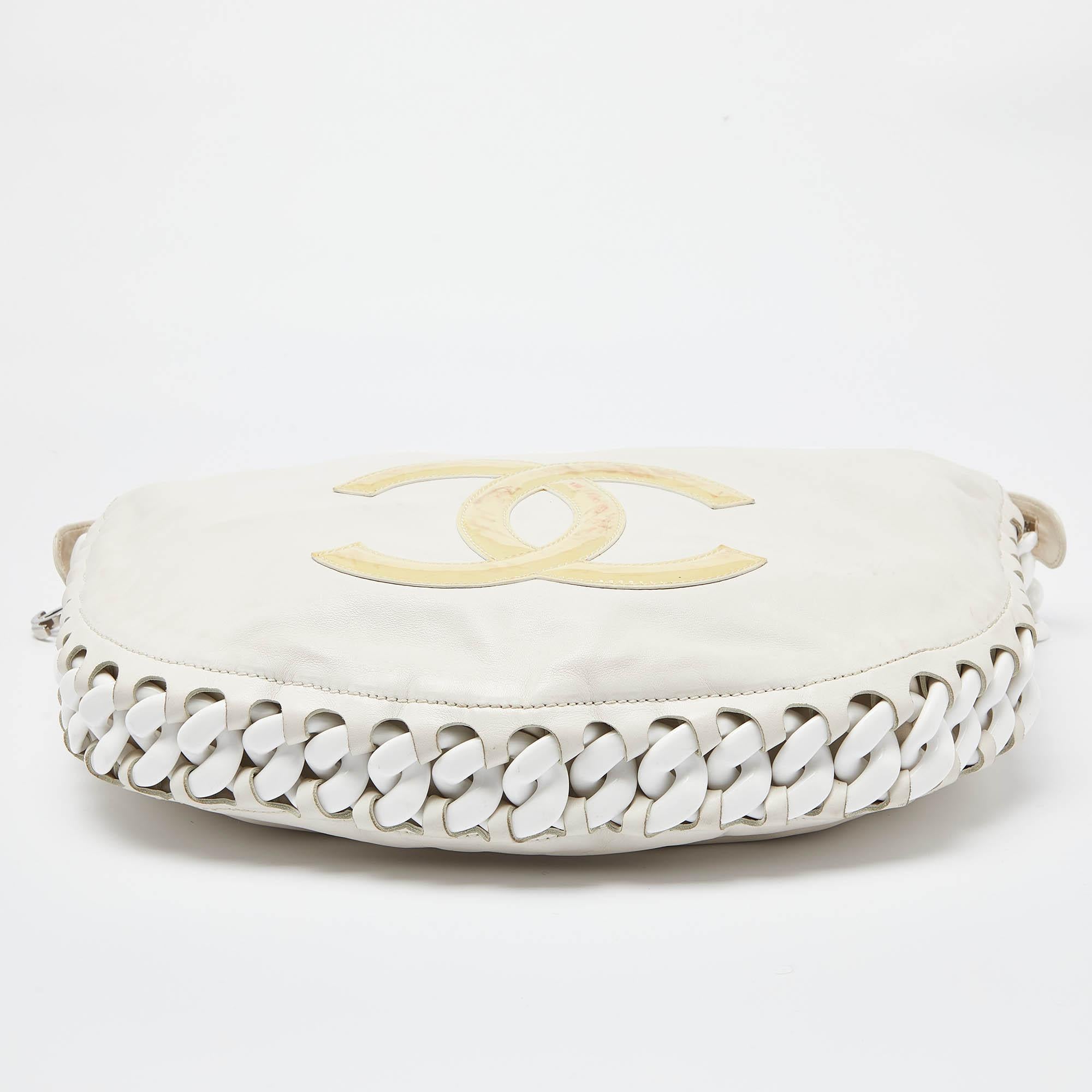 Chanel in pelle bianca con catena CC Modern Hobo in vendita 1