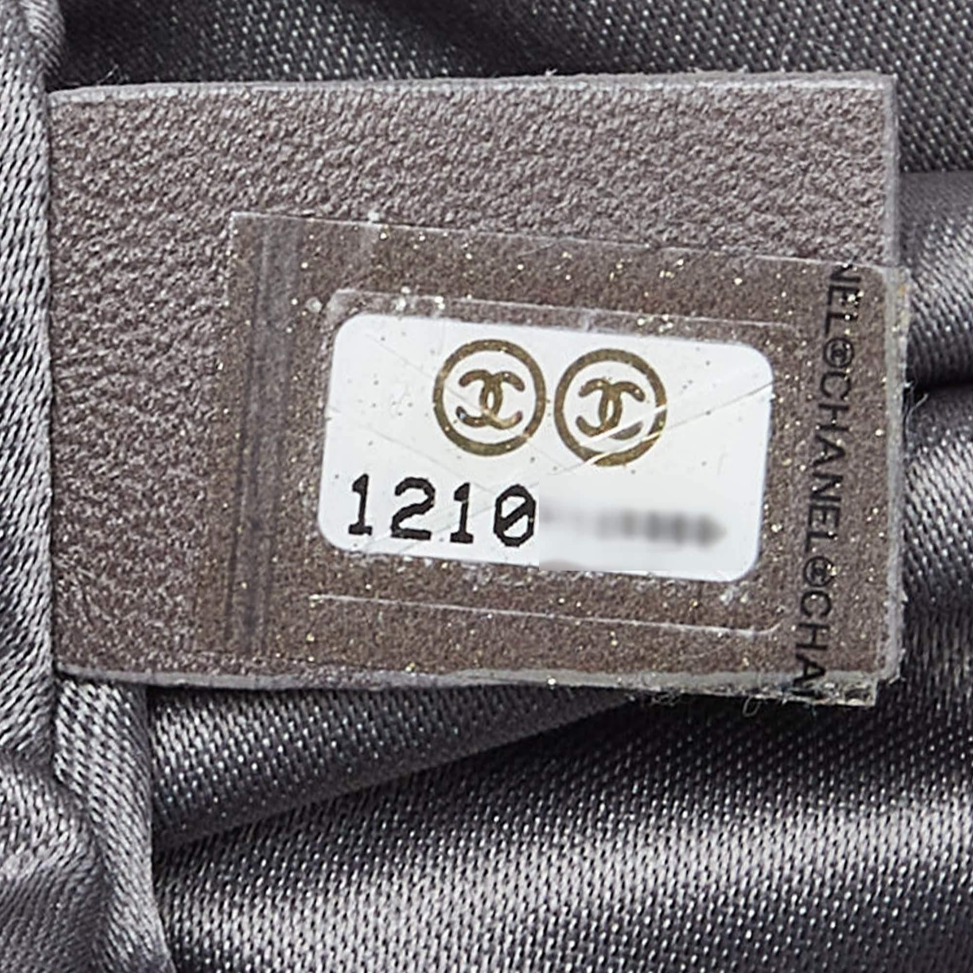 Chanel in pelle bianca con catena CC Modern Hobo in vendita 3