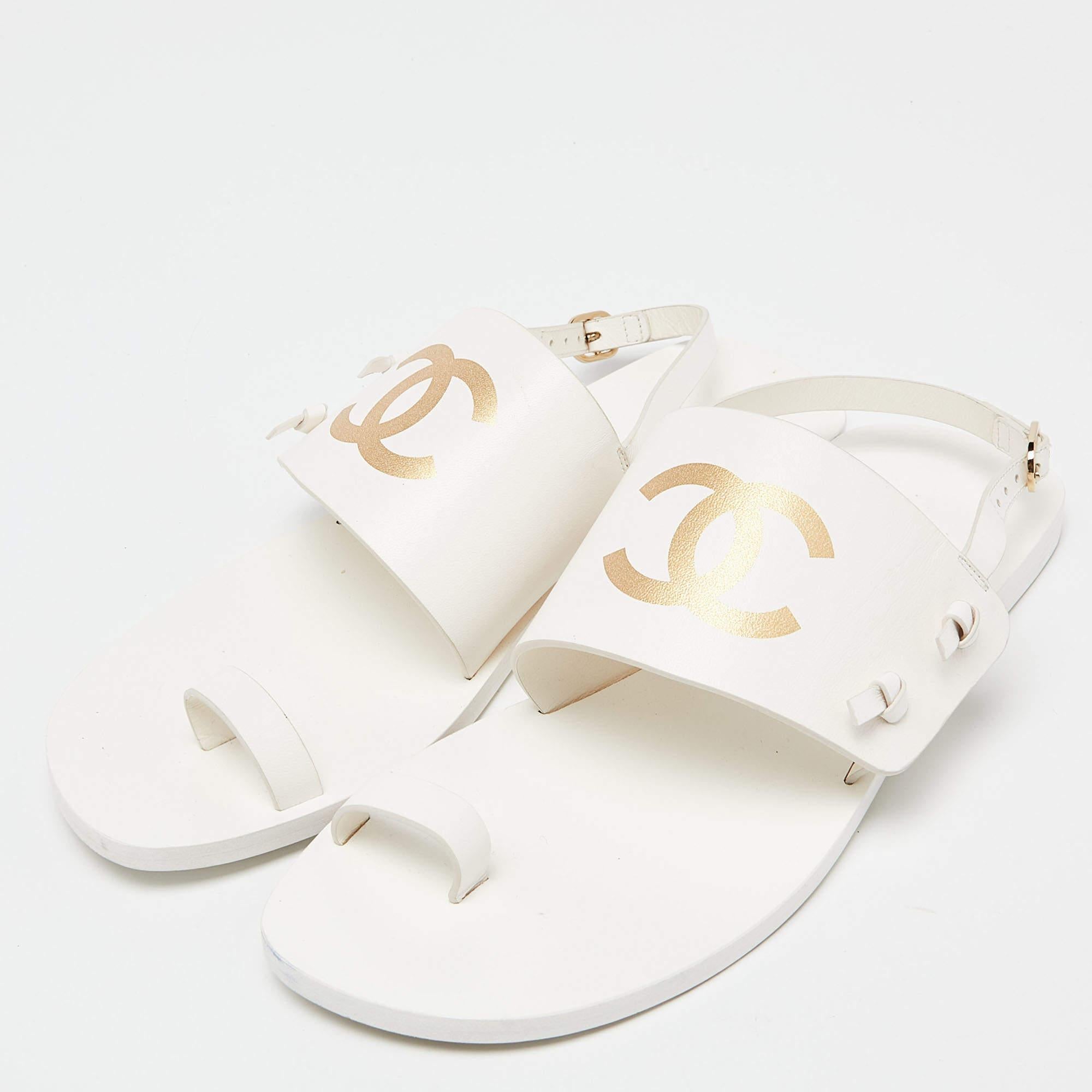 Chanel White Leather CC Toe Ring Slingback Sandals Size 38.5 In Good Condition In Dubai, Al Qouz 2