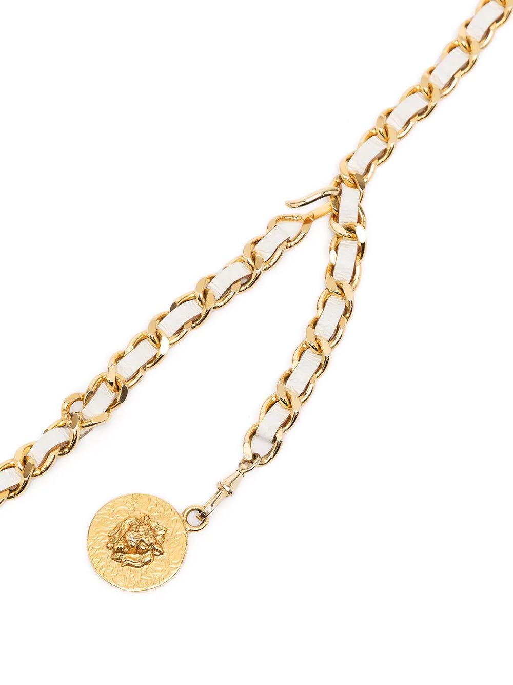 Exuding femininity, this gold-plated white leather signature chain belt is finished with the classic Chanel logo medallion. Define your waist in a chic manner with this pre-owned Chanel chain belt.

Colour: White/Gold

Composition: Leather,