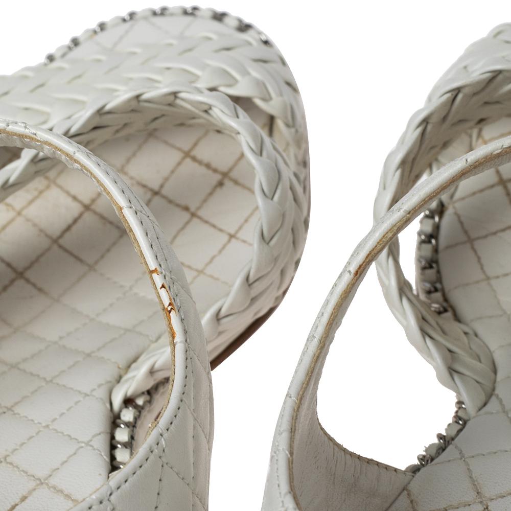 Chanel White Leather Chain Embellished Strappy Sandals Size 37.5 In Good Condition In Dubai, Al Qouz 2