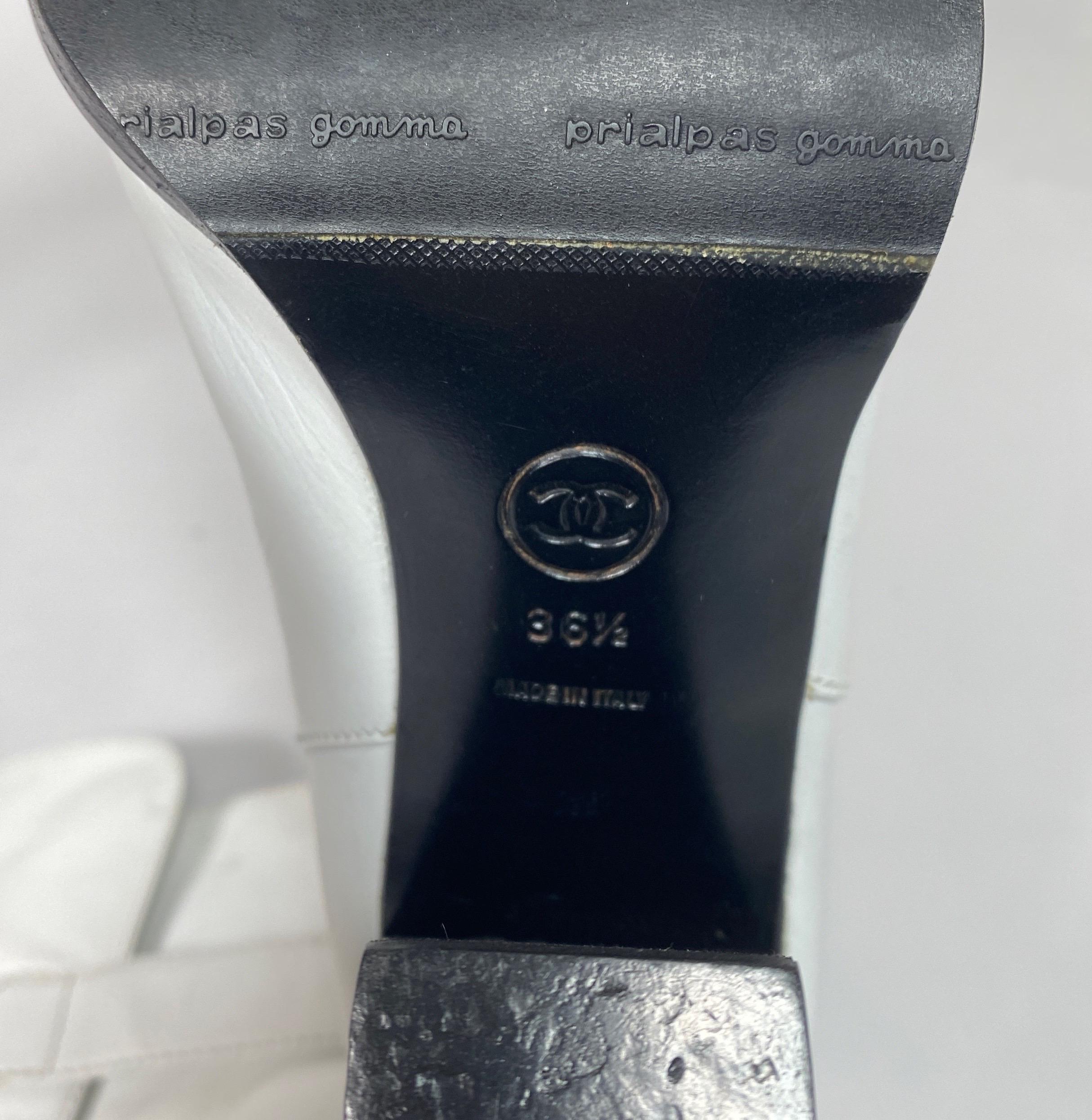 Chanel Weißes Leder Chunky Wood Stack Heel Kurzes Stiefel mit Absatz - Größe 36,5 im Angebot 9