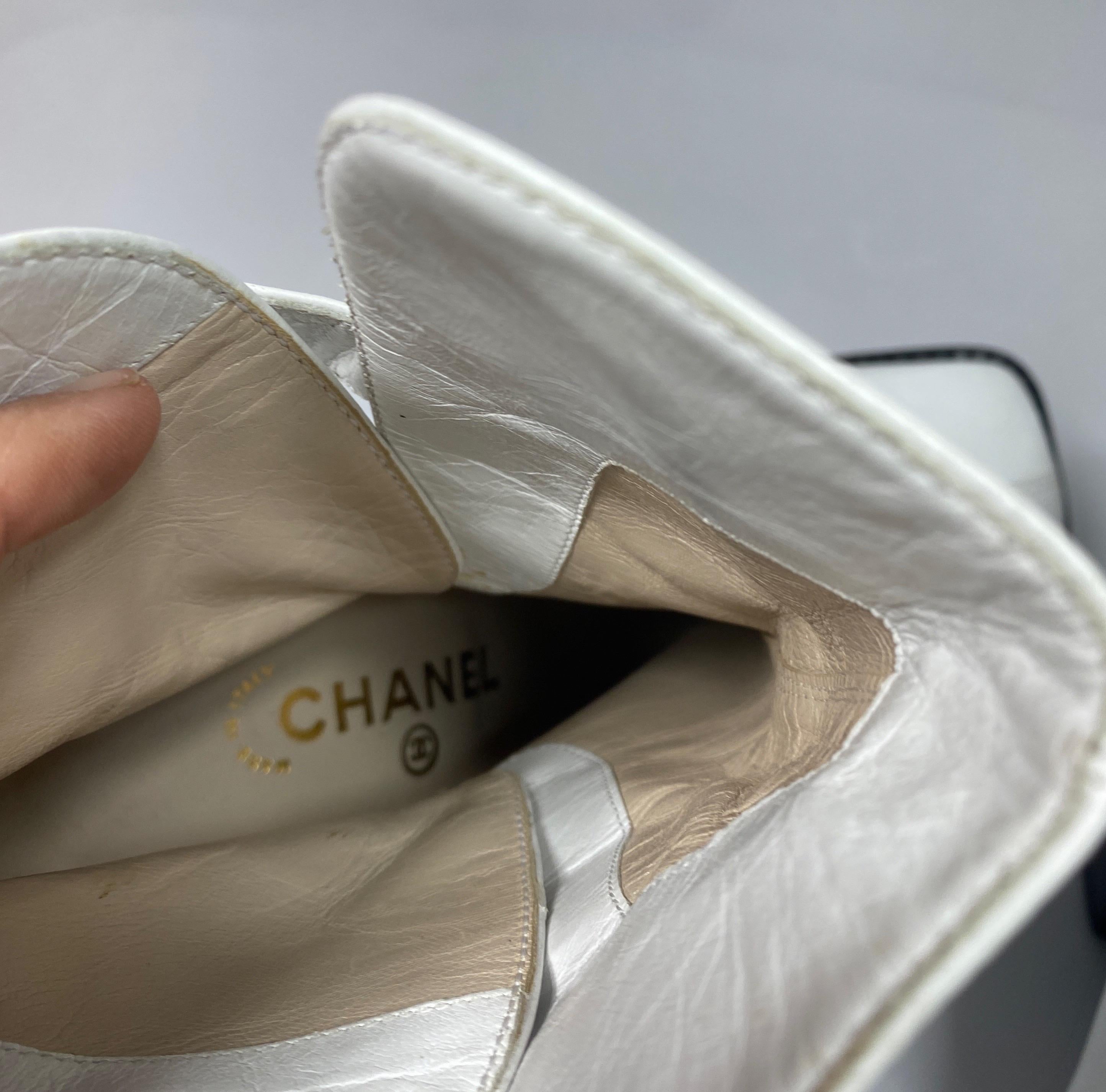 Chanel Bottes courtes à talons empilables en cuir blanc et bois épais - Taille 36,5 en vente 11
