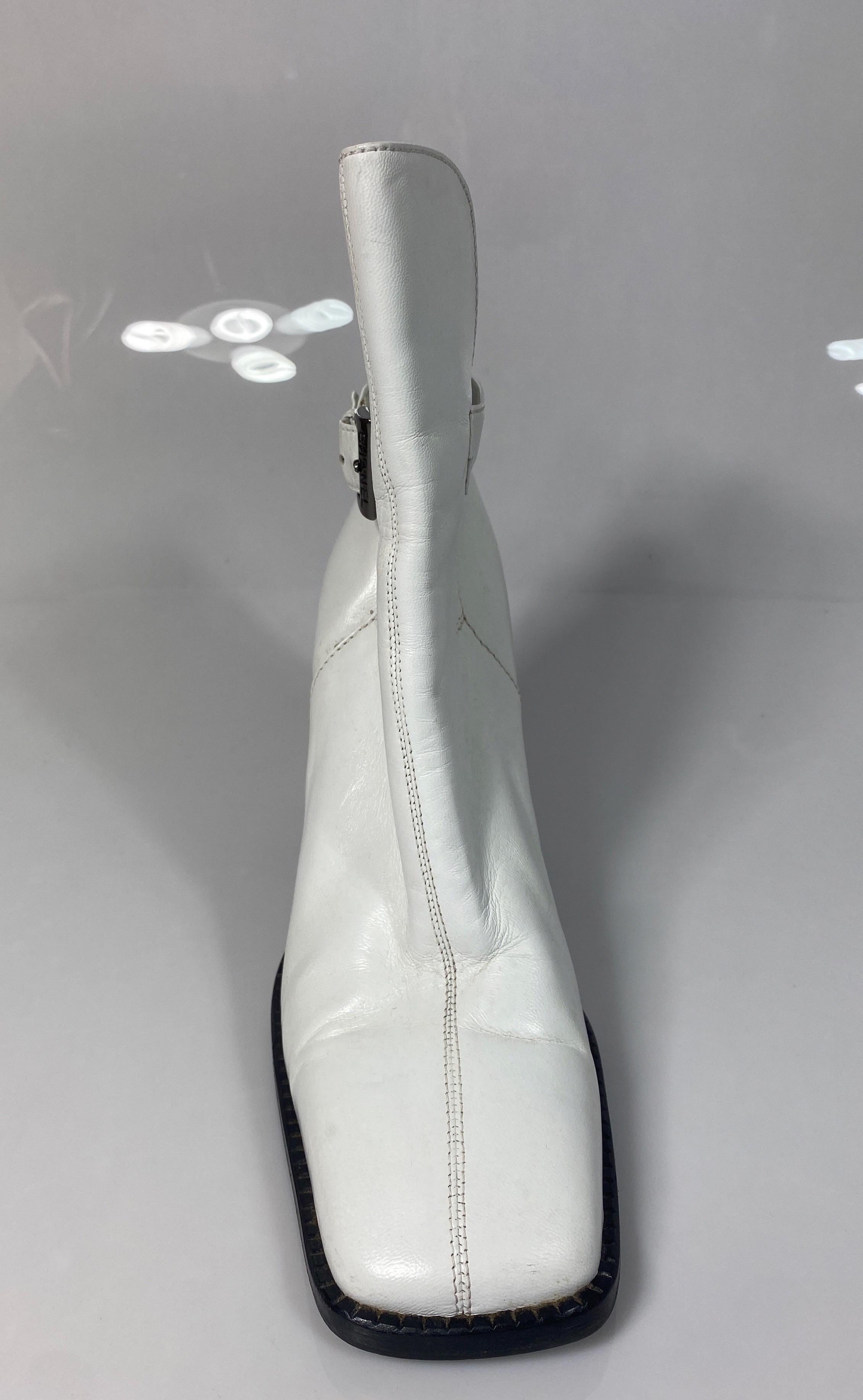 Chanel Weißes Leder Chunky Wood Stack Heel Kurzes Stiefel mit Absatz - Größe 36,5 im Zustand „Gut“ im Angebot in West Palm Beach, FL