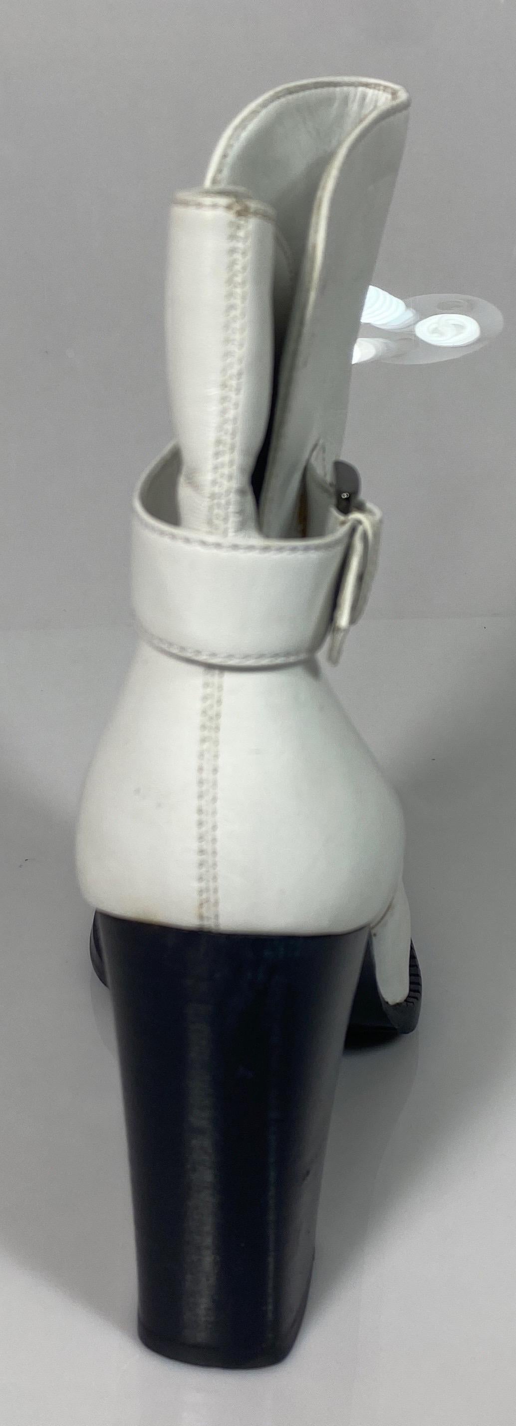 Chanel Weißes Leder Chunky Wood Stack Heel Kurzes Stiefel mit Absatz - Größe 36,5 im Angebot 1