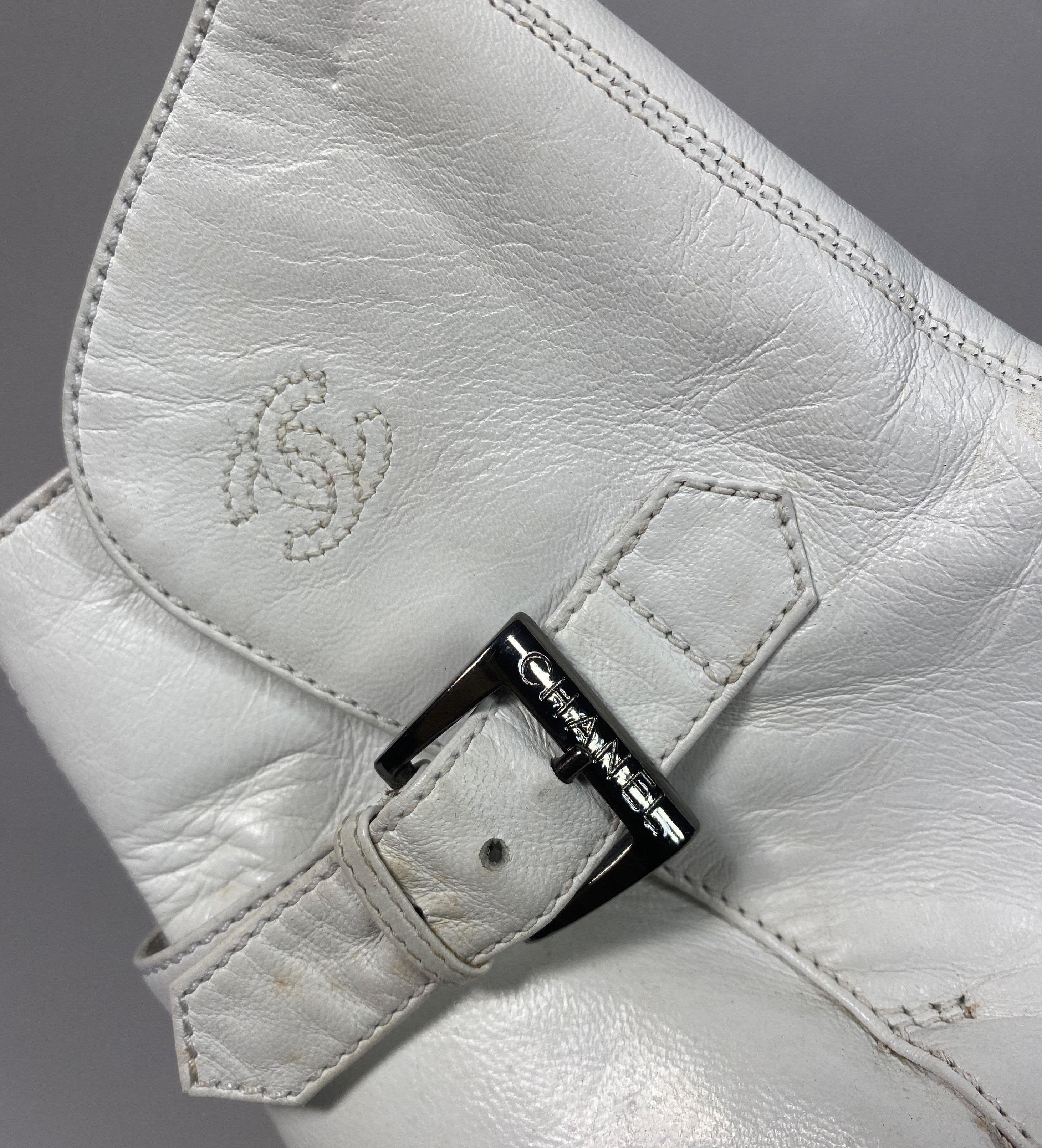 Chanel Weißes Leder Chunky Wood Stack Heel Kurzes Stiefel mit Absatz - Größe 36,5 im Angebot 3