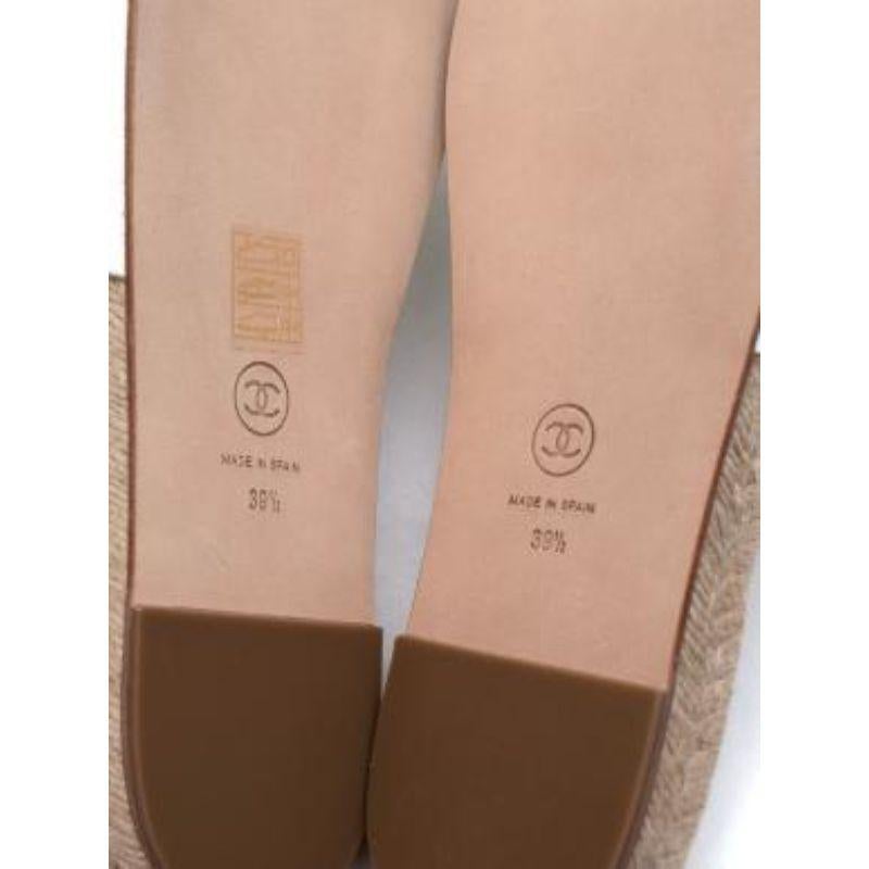 Chanel - Chaussures espadrilles en cuir blanc avec logo embelli en vente 5