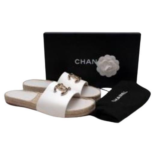 Chanel White Leather Espadrille Sliders with Embellished Logo For Sale