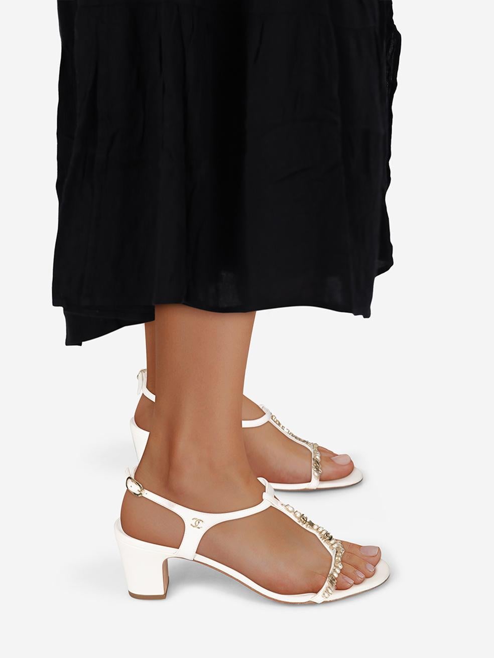 CONDIT ist sehr gut. Die Sandalen weisen nur minimale Gebrauchsspuren auf. Minimale Abnutzungserscheinungen an beiden Fersen, beiden Knöchelriemen und am Rand der linken Einlegesohle in Richtung der Ferse, wo es Abrieb gibt. Flecken auf dem rechten