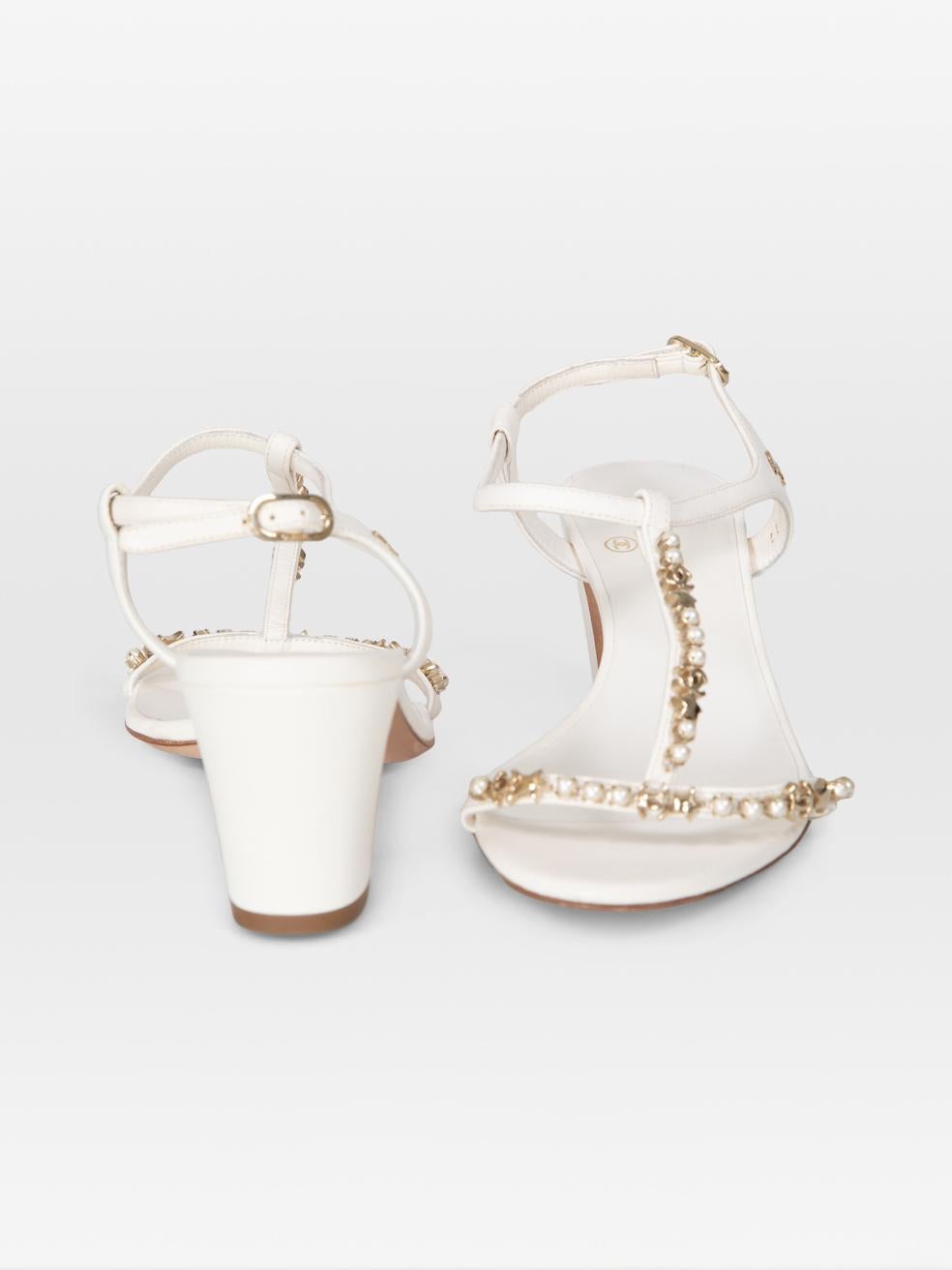 Chanel Weißes Leder Faux Pearl Strap CC Sandalen Größe IT 40 im Zustand „Hervorragend“ im Angebot in London, GB