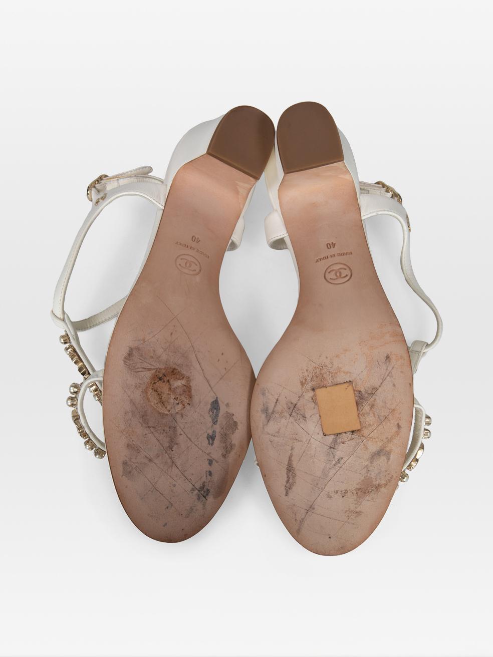 Chanel Weißes Leder Faux Pearl Strap CC Sandalen Größe IT 40 Damen im Angebot