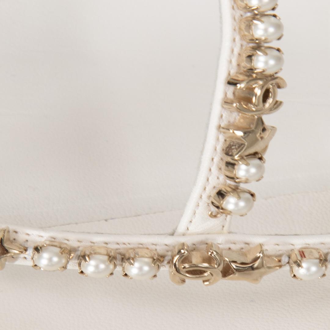Chanel Weißes Leder Faux Pearl Strap CC Sandalen Größe IT 40 im Angebot 1