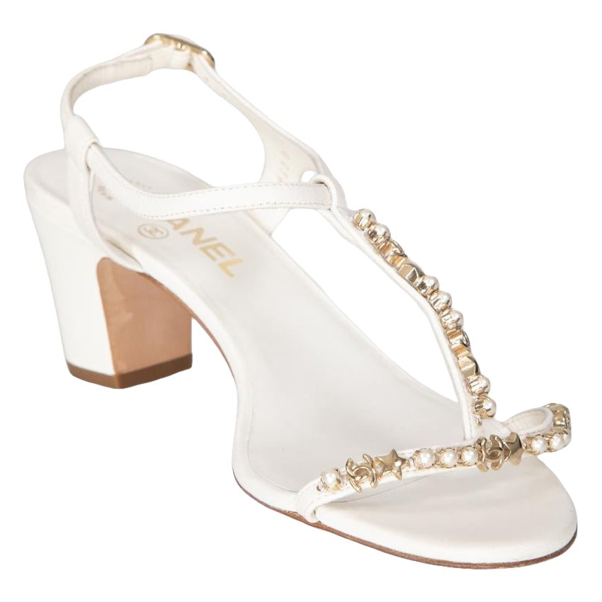 Chanel Weißes Leder Faux Pearl Strap CC Sandalen Größe IT 40 im Angebot