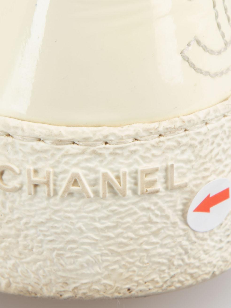 Baskets montantes Chanel en cuir blanc à fleurs, taille IT 36 en vente 2