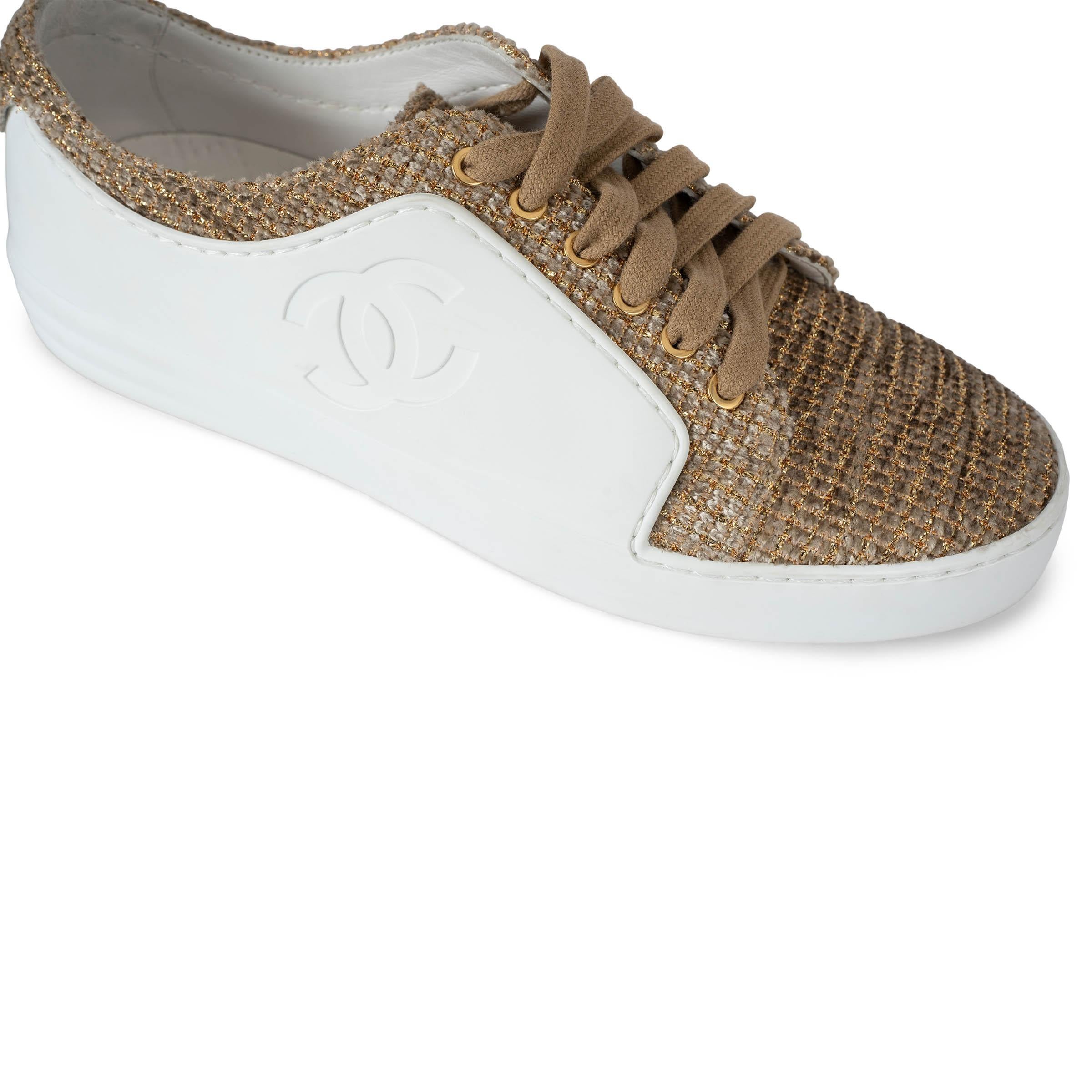 CHANEL white leather & gold 17A COSMOPOLITE TWEED LOW-TOP Sneakers Shoes 36.5 For Sale 2