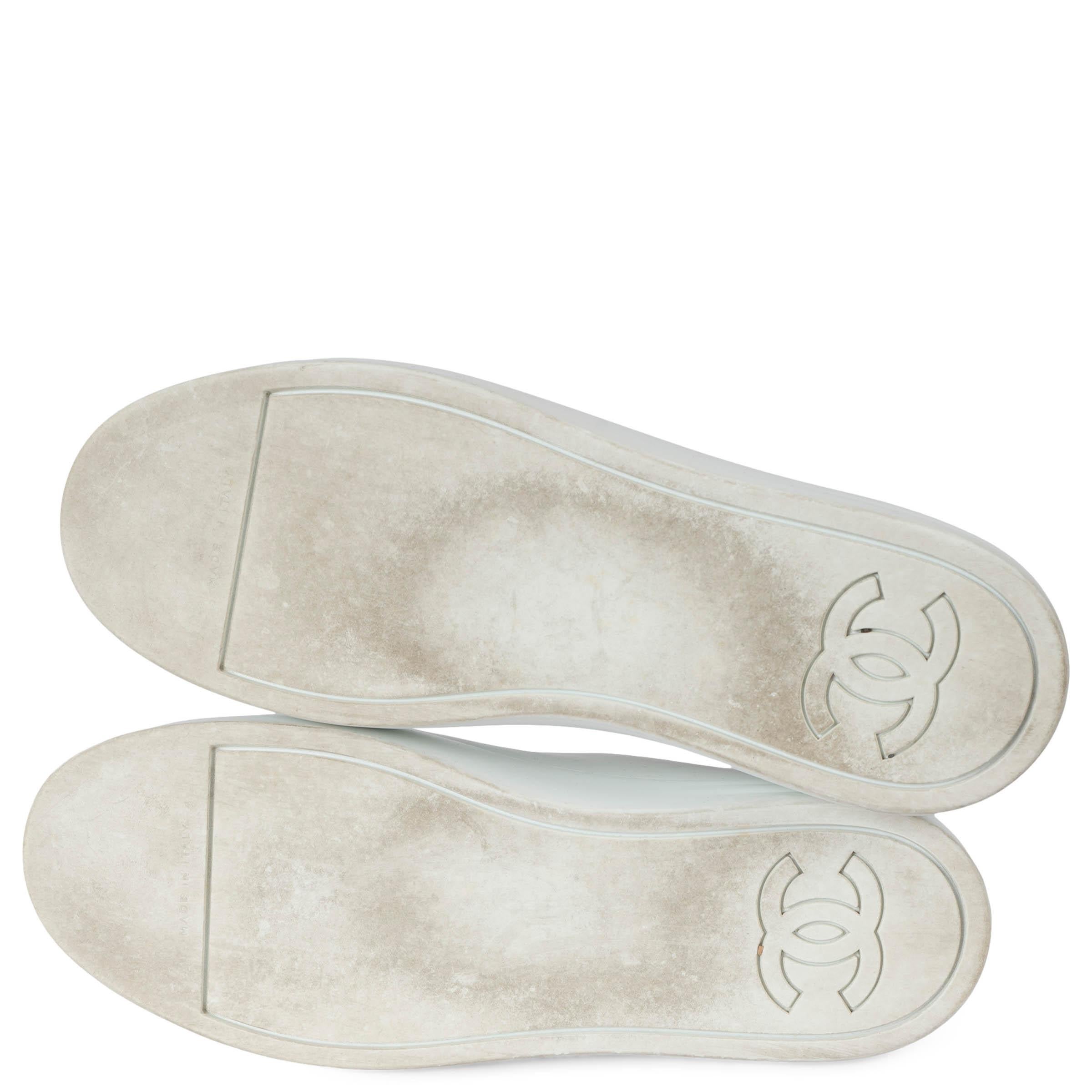 CHANEL white leather & gold 17A COSMOPOLITE TWEED LOW-TOP Sneakers Shoes 36.5 For Sale 4