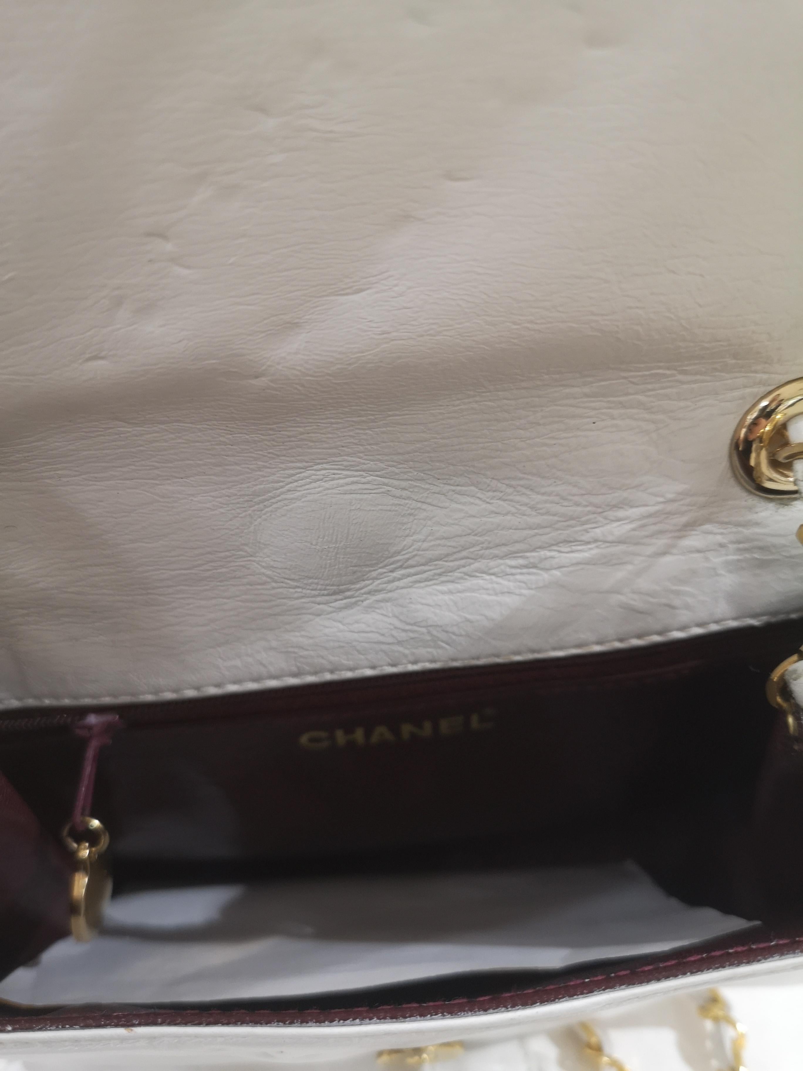 Borsa a tracolla Chanel in pelle bianca con finiture dorate In condizioni buone a Capri, IT